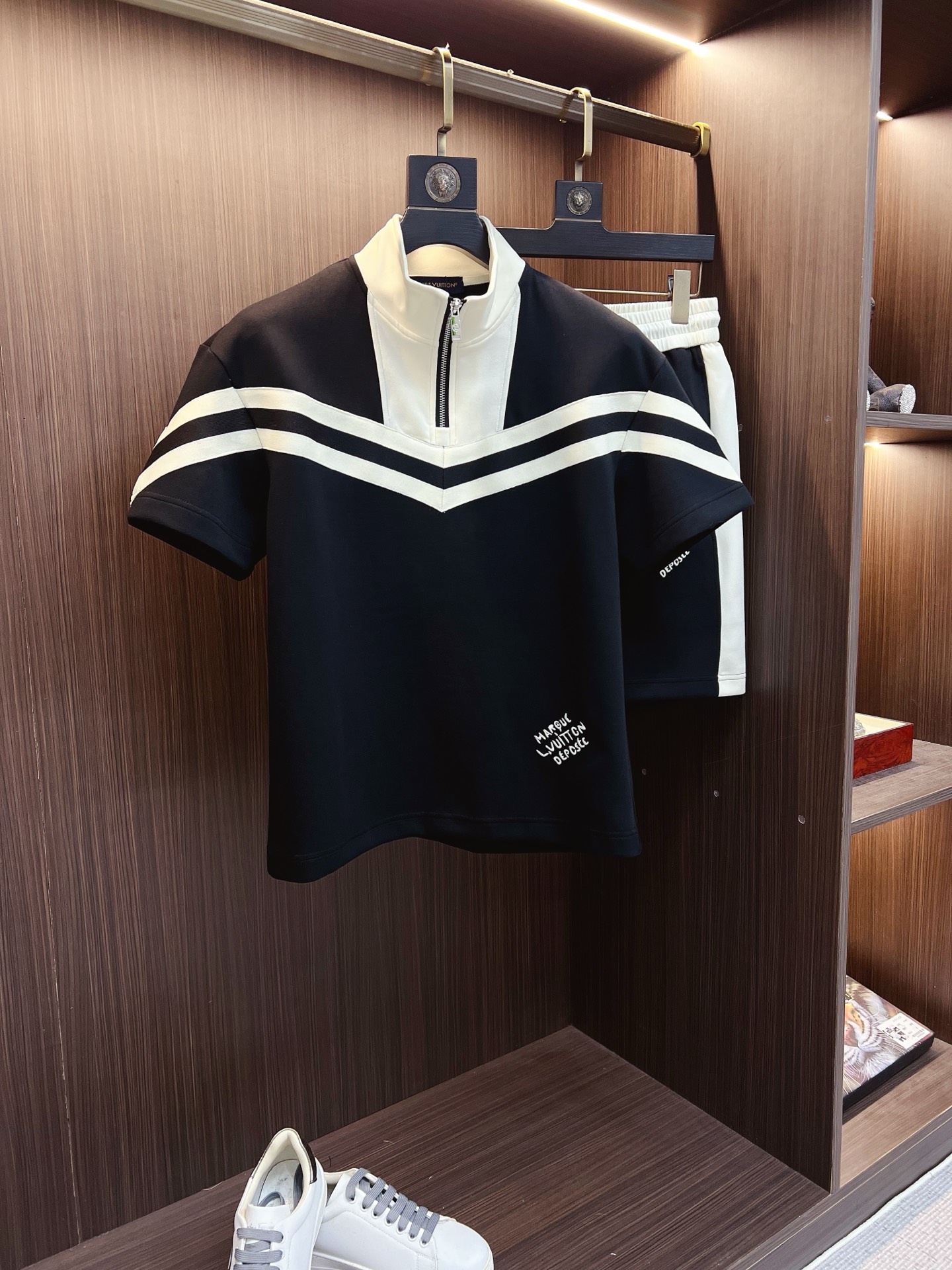 NO:841283,LV 2026 summer latest model, same style for men and women, classic design short-sleeved T-shirt shorts suit, slightly expanded version, customized air layer fabric, soft to the touch, comfortable to wear, fine workmanship. The upper body effect is invincible and handsome, size M-3XL,, louis vuitton, shorts, T-shirt, tees, t-shirt,19860909LV 2026夏季最新款,男女同款,经典设计短袖T恤短裤套装,微扩版型,定制空气层面料,手感柔软,穿着舒适,做工精细.上身效果无敌帅气,码数M-3XL,,louis vuitton,shorts,T-shirt,tees，t-shirt,,Men's clothing