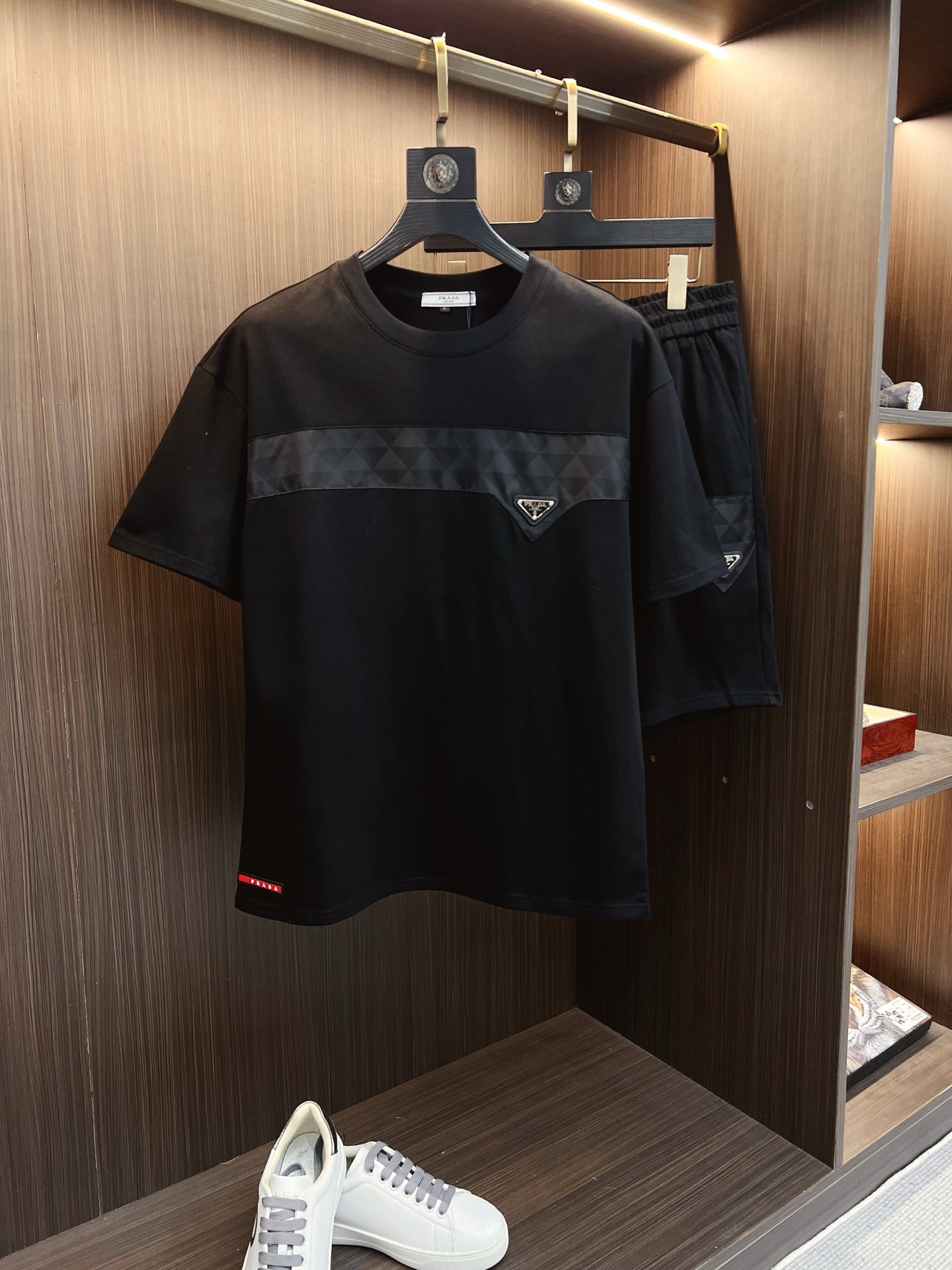 NO:841288,PRADA 2026 summer latest model, same style for men and women, classic design short-sleeved T-shirt shorts suit, slightly expanded version, customized air layer fabric, soft to the touch, comfortable to wear, fine workmanship. The upper body effect is incomparably handsome, size M-3XL,, prada, prada, shorts, T-shirt, tees, t-shirt,19860909PRADA 普拉达 2026夏季最新款,男女同款,经典设计短袖T恤短裤套装,微扩版型,定制空气层面料,手感柔软,穿着舒适,做工精细.上身效果无敌帅气,码数M-3XL,,prada,prada,shorts,T-shirt,tees，t-shirt,,Men's clothing