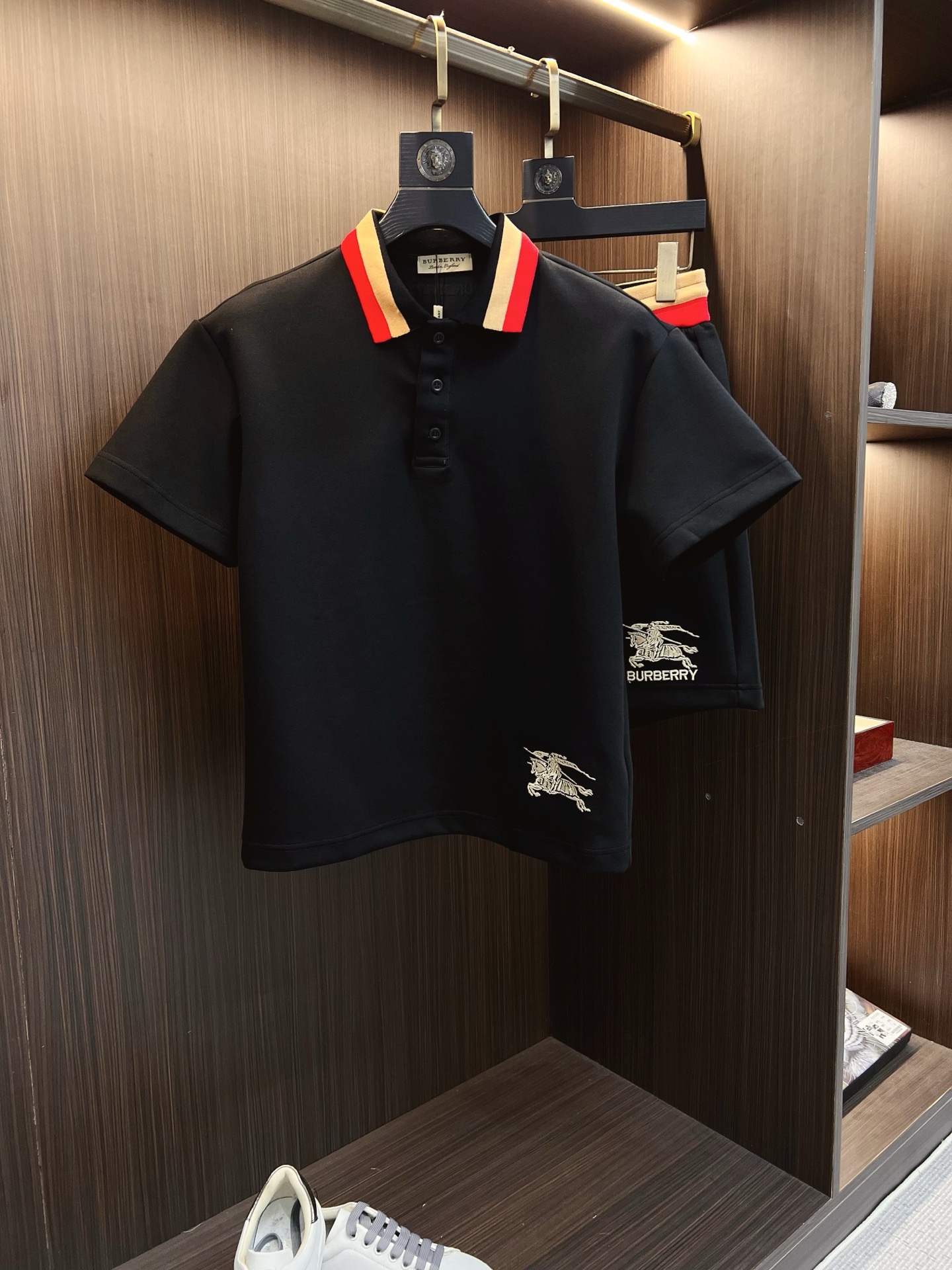 NO:841294,Burberry 2026 summer latest model, same style for men and women, classic design short-sleeved T-shirt shorts suit, slightly expanded version, customized air layer fabric, soft to the touch, comfortable to wear, fine workmanship. The upper body effect is incomparably handsome, size M-3XL,, burberry, burberry, shorts, T-shirt, tees, t-shirt,19860909Burberry 巴宝莉 2026夏季最新款,男女同款,经典设计短袖T恤短裤套装,微扩版型,定制空气层面料,手感柔软,穿着舒适,做工精细.上身效果无敌帅气,码数M-3XL,,burberry,burberry,shorts,T-shirt,tees，t-shirt,,Men's clothing