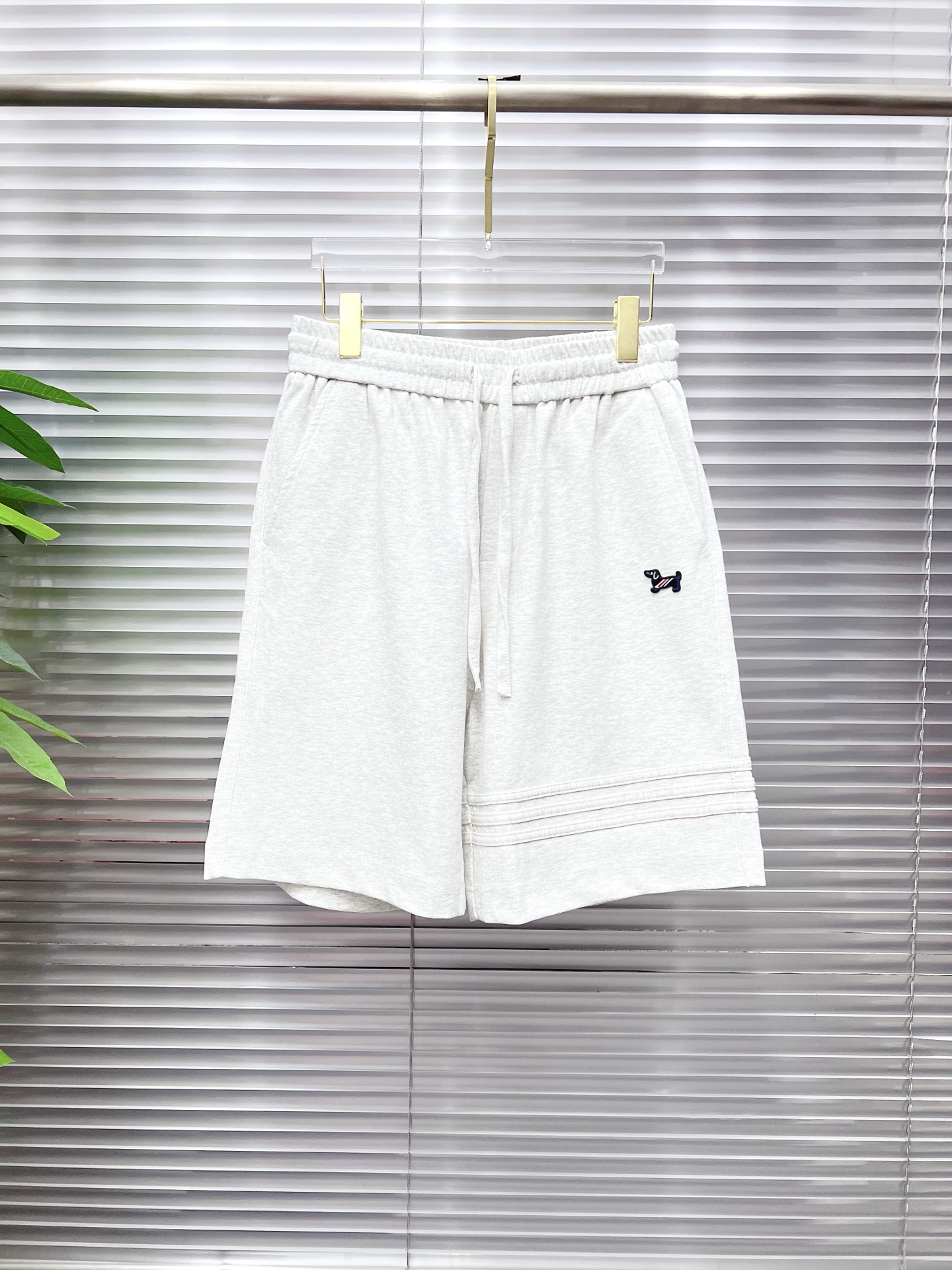 NO:913559,TB 26ss new summer men's casual work shorts, advanced custom-made summer special technology quick-drying breathable fabric, high breathability and comfort, impeccable details, customized development of accessories, what you see is what you get, reflecting high quality. It feels delicate and soft!  Three-dimensional cutting, simple and fashionable, and the upper body shape is awesome!  Size M-4XL,,shorts,19860909TB 26ss夏季新款男士休闲工装短裤 高级定制夏季专用科技速干透气面料 透气舒适度高,细节无可挑剔,辅料定制开发,所见即所得,体现高品质.手感细腻柔软！立体裁剪,简单时尚,上身版型超赞！码数M-4XL,,shorts,,Men's clothing