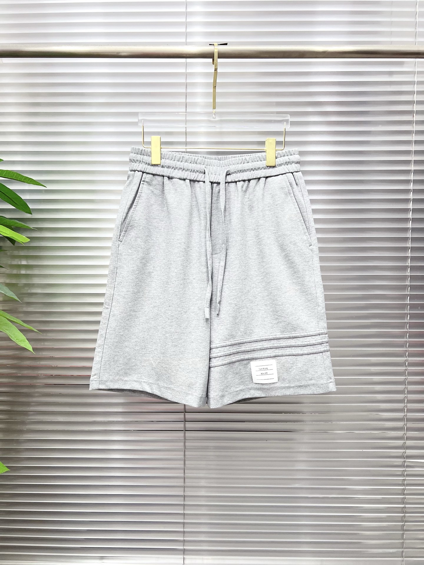 NO:913555,TB 26ss new summer men's casual work shorts, advanced custom-made summer special technology quick-drying breathable fabric, high breathability and comfort, impeccable details, customized development of accessories, what you see is what you get, reflecting high quality. It feels delicate and soft!  Three-dimensional cutting, simple and fashionable, and the upper body shape is awesome!  Size M-4XL,,shorts,19860909TB 26ss夏季新款男士休闲工装短裤 高级定制夏季专用科技速干透气面料 透气舒适度高,细节无可挑剔,辅料定制开发,所见即所得,体现高品质.手感细腻柔软！立体裁剪,简单时尚,上身版型超赞！码数M-4XL,,shorts,,Men's clothing