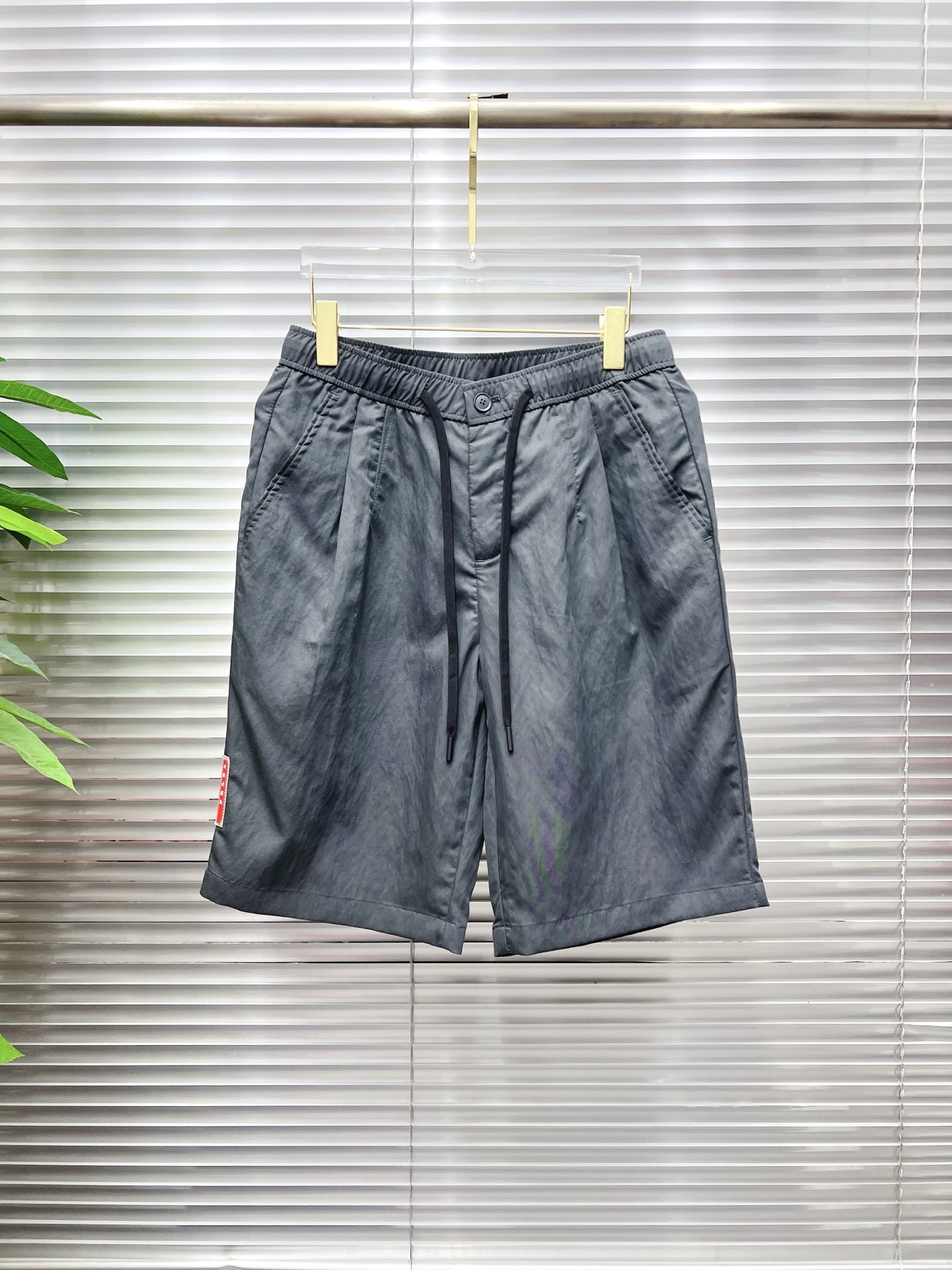 NO:913562,PRADA 26ss new summer men's casual work shorts, advanced custom-made summer special technical quick-drying breathable fabric, high breathability and comfort, impeccable details, customized development of accessories, what you see is what you get, reflecting high quality. It feels delicate and soft!  Three-dimensional cutting, simple and fashionable, and the upper body shape is awesome!  Size M-4XL,,prada,prada,shorts,19860909PRADA 普拉达 26ss夏季新款男士休闲工装短裤 高级定制夏季专用科技速干透气面料 透气舒适度高,细节无可挑剔,辅料定制开发,所见即所得,体现高品质.手感细腻柔软！立体裁剪,简单时尚,上身版型超赞！码数M-4XL,,prada,prada,shorts,,Men's clothing