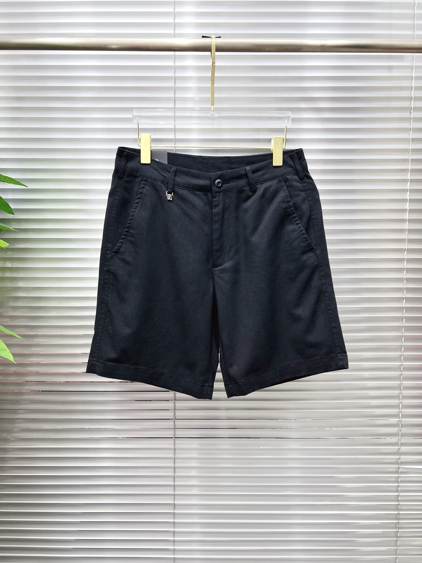 NO:913565,Versace 26ss new summer men's casual work shorts, advanced custom-made summer-specific technical quick-drying breathable fabric, with high breathability and comfort, impeccable details, customized development of accessories, what you see is what you get, reflecting high quality. It feels delicate and soft!  Three-dimensional cutting, simple and fashionable, and the upper body shape is awesome!  Size M-4XL,,versace,shorts,19860909范思哲 26ss夏季新款男士休闲工装短裤 高级定制夏季专用科技速干透气面料 透气舒适度高,细节无可挑剔,辅料定制开发,所见即所得,体现高品质.手感细腻柔软！立体裁剪,简单时尚,上身版型超赞！码数M-4XL,,versace,shorts,,Men's clothing