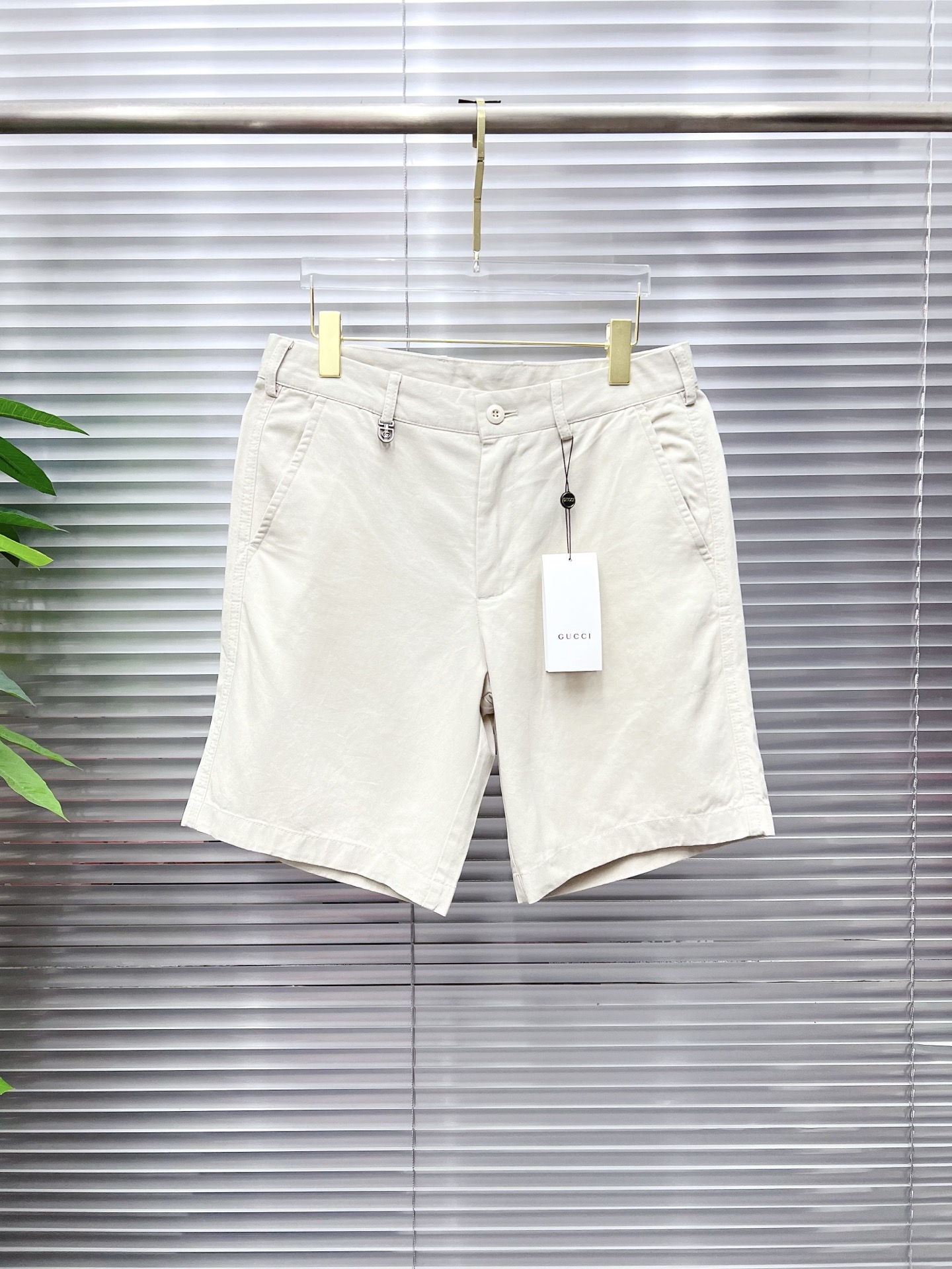 NO:913579,GUCCI Gucci 26ss new summer men's casual work shorts, advanced customized summer special technology quick-drying breathable fabric, high breathability and comfort, impeccable details, customized development of accessories, what you see is what you get, reflecting high quality. It feels delicate and soft!  Three-dimensional cutting, simple and fashionable, and the upper body shape is awesome!  Size M-4XL,,gucci,shorts,19860909GUCCI 古奇 26ss夏季新款男士休闲工装短裤 高级定制夏季专用科技速干透气面料 透气舒适度高,细节无可挑剔,辅料定制开发,所见即所得,体现高品质.手感细腻柔软！立体裁剪,简单时尚,上身版型超赞！码数M-4XL,,gucci,shorts,,Men's clothing