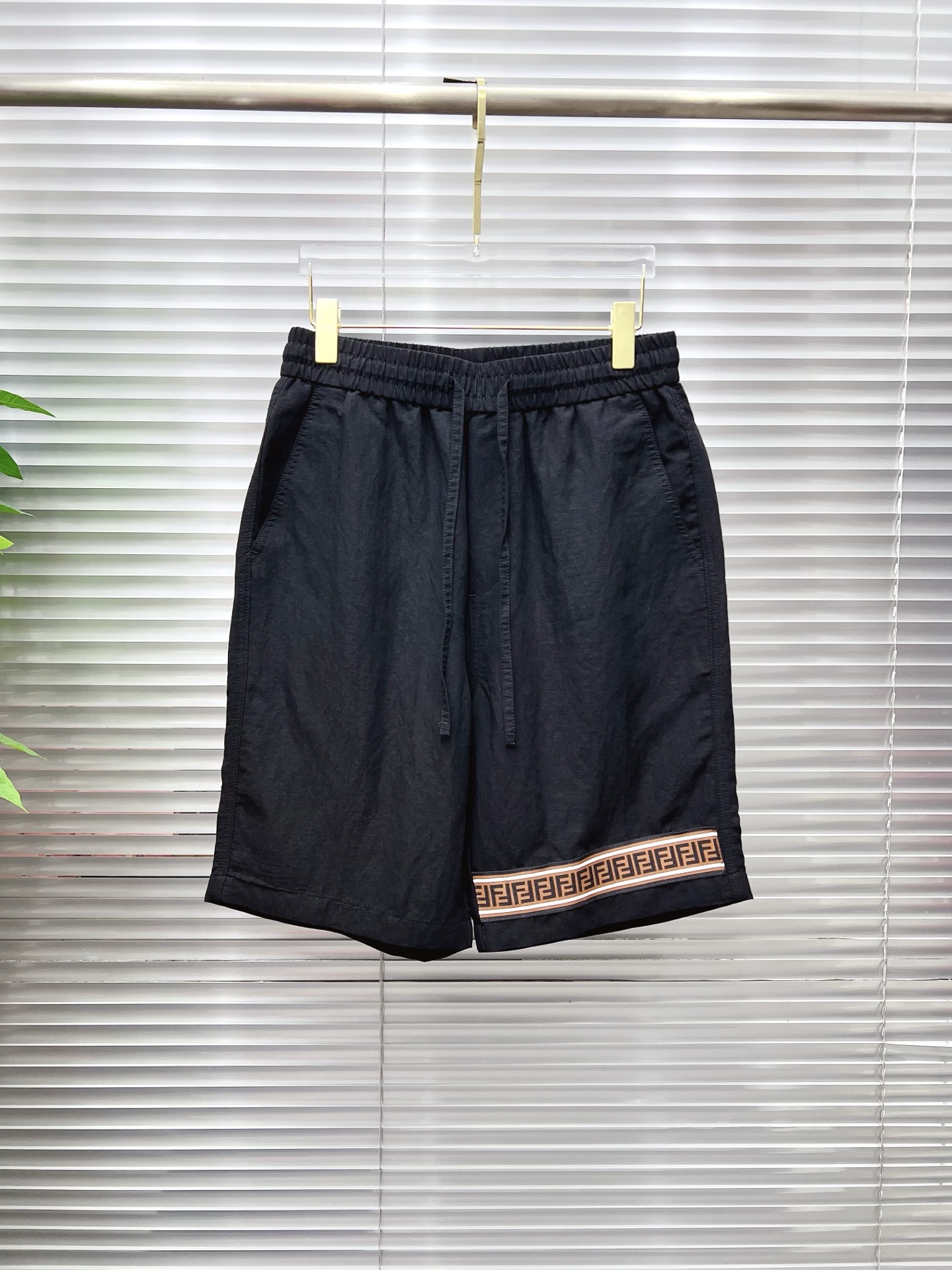 NO:913582,FENDI Fendi 26ss new summer men's casual work shorts, advanced custom-made summer special technology quick-drying breathable fabric, high breathability and comfort, impeccable details, customized development of accessories, what you see is what you get, reflecting high quality. It feels delicate and soft!  Three-dimensional cutting, simple and fashionable, and the upper body shape is awesome!  Size M-4XL,,fendi,fendi,shorts,19860909FENDI 芬迪 26ss夏季新款男士休闲工装短裤 高级定制夏季专用科技速干透气面料 透气舒适度高,细节无可挑剔,辅料定制开发,所见即所得,体现高品质.手感细腻柔软！立体裁剪,简单时尚,上身版型超赞！码数M-4XL,,fendi,fendi,shorts,,Men's clothing