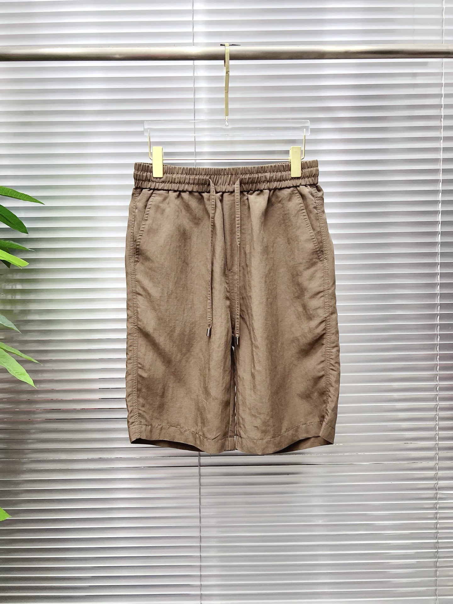 NO:913585,PRADA 26ss new summer men's casual work shorts, advanced custom-made summer special technical quick-drying breathable fabric, high breathability and comfort, impeccable details, customized development of accessories, what you see is what you get, reflecting high quality. It feels delicate and soft!  Three-dimensional cutting, simple and fashionable, and the upper body shape is awesome!  Size M-4XL,,prada,prada,shorts,19860909PRADA 普拉达 26ss夏季新款男士休闲工装短裤 高级定制夏季专用科技速干透气面料 透气舒适度高,细节无可挑剔,辅料定制开发,所见即所得,体现高品质.手感细腻柔软！立体裁剪,简单时尚,上身版型超赞！码数M-4XL,,prada,prada,shorts,,Men's clothing