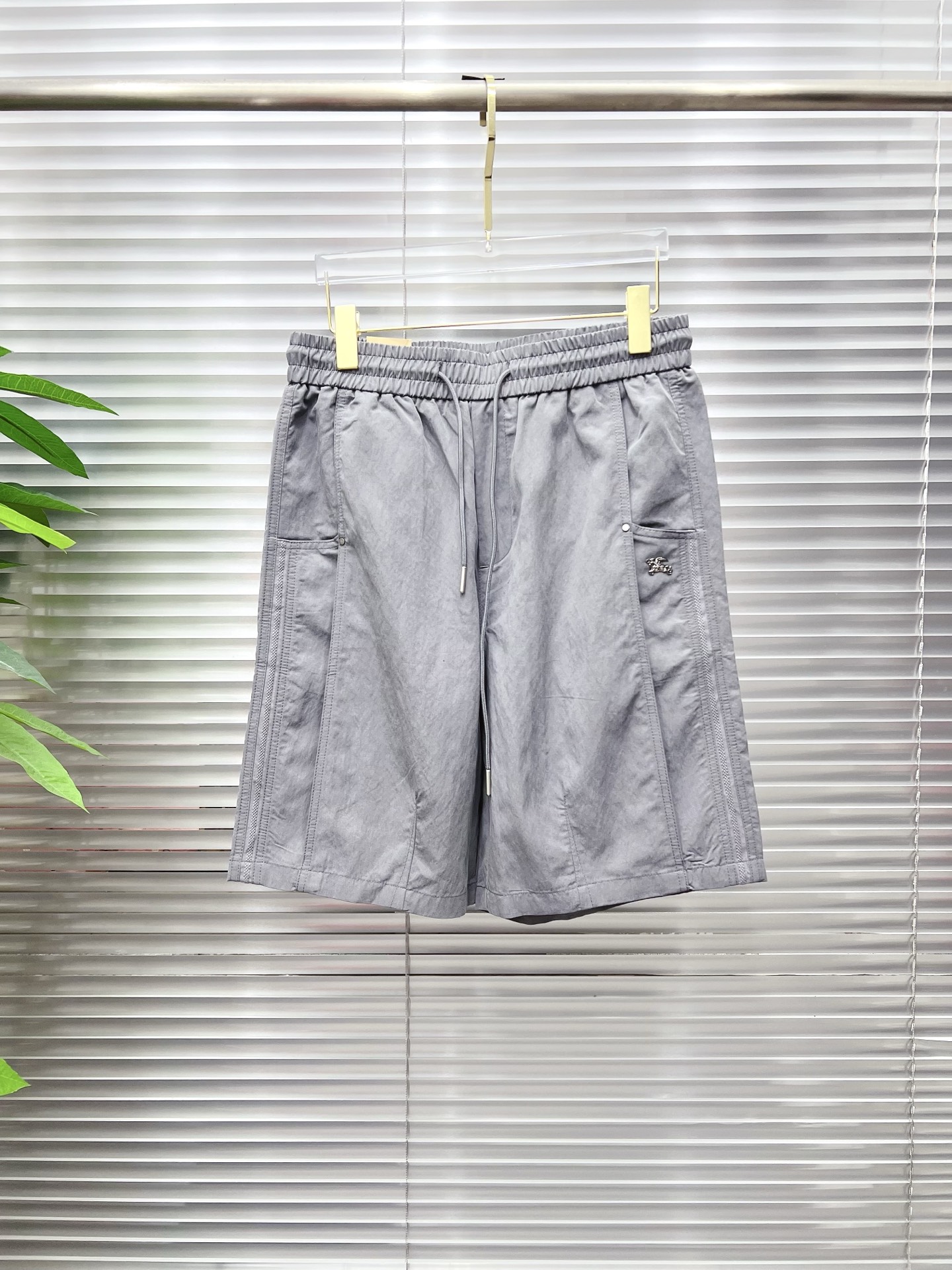 NO:913576,Burberry 26ss summer new men's casual work shorts, advanced custom-made summer-specific technical quick-drying breathable fabric, high breathability and comfort, impeccable details, customized development of accessories, what you see is what you get, reflecting high quality. It feels delicate and soft!  Three-dimensional cutting, simple and fashionable, and the upper body shape is awesome!  Size M-4XL,,burberry,burberry,shorts,19860909Burberry 巴宝莉 26ss夏季新款男士休闲工装短裤 高级定制夏季专用科技速干透气面料 透气舒适度高,细节无可挑剔,辅料定制开发,所见即所得,体现高品质.手感细腻柔软！立体裁剪,简单时尚,上身版型超赞！码数M-4XL,,burberry,burberry,shorts,,Men's clothing