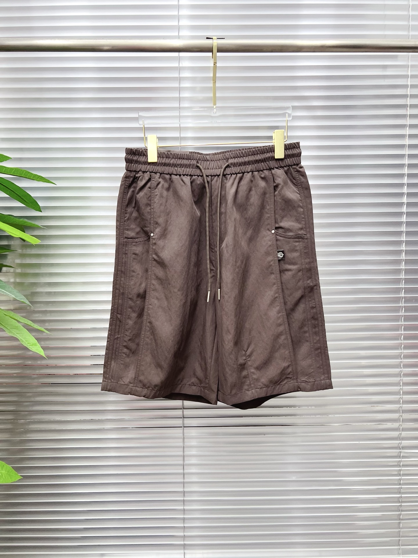 NO:913573,LP 6ss new summer men's casual work shorts, advanced custom-made summer-specific technical quick-drying breathable fabric, with high breathability and comfort, impeccable details, customized development of accessories, what you see is what you get, reflecting high quality. It feels delicate and soft!  Three-dimensional cutting, simple and fashionable, and the upper body shape is awesome!  Size M-4XL,,loro piana,shorts,19860909LP 6ss夏季新款男士休闲工装短裤 高级定制夏季专用科技速干透气面料 透气舒适度高,细节无可挑剔,辅料定制开发,所见即所得,体现高品质.手感细腻柔软！立体裁剪,简单时尚,上身版型超赞！码数M-4XL,,loro piana,shorts,,Men's clothing