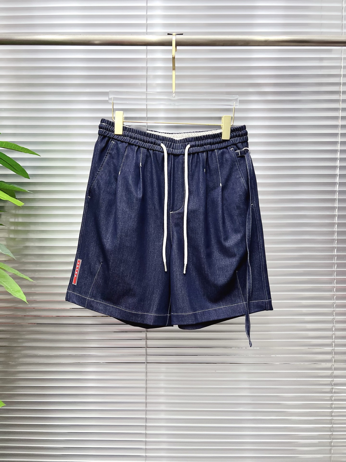 NO:913570,PRADA 26ss new summer men's casual work shorts, advanced custom-made summer special technical quick-drying breathable fabric, high breathability and comfort, impeccable details, customized development of accessories, what you see is what you get, reflecting high quality. It feels delicate and soft!  Three-dimensional cutting, simple and fashionable, and the upper body shape is awesome!  Size M-4XL,,prada,prada,shorts,19860909PRADA 普拉达 26ss夏季新款男士休闲工装短裤 高级定制夏季专用科技速干透气面料 透气舒适度高,细节无可挑剔,辅料定制开发,所见即所得,体现高品质.手感细腻柔软！立体裁剪,简单时尚,上身版型超赞！码数M-4XL,,prada,prada,shorts,,Men's clothing