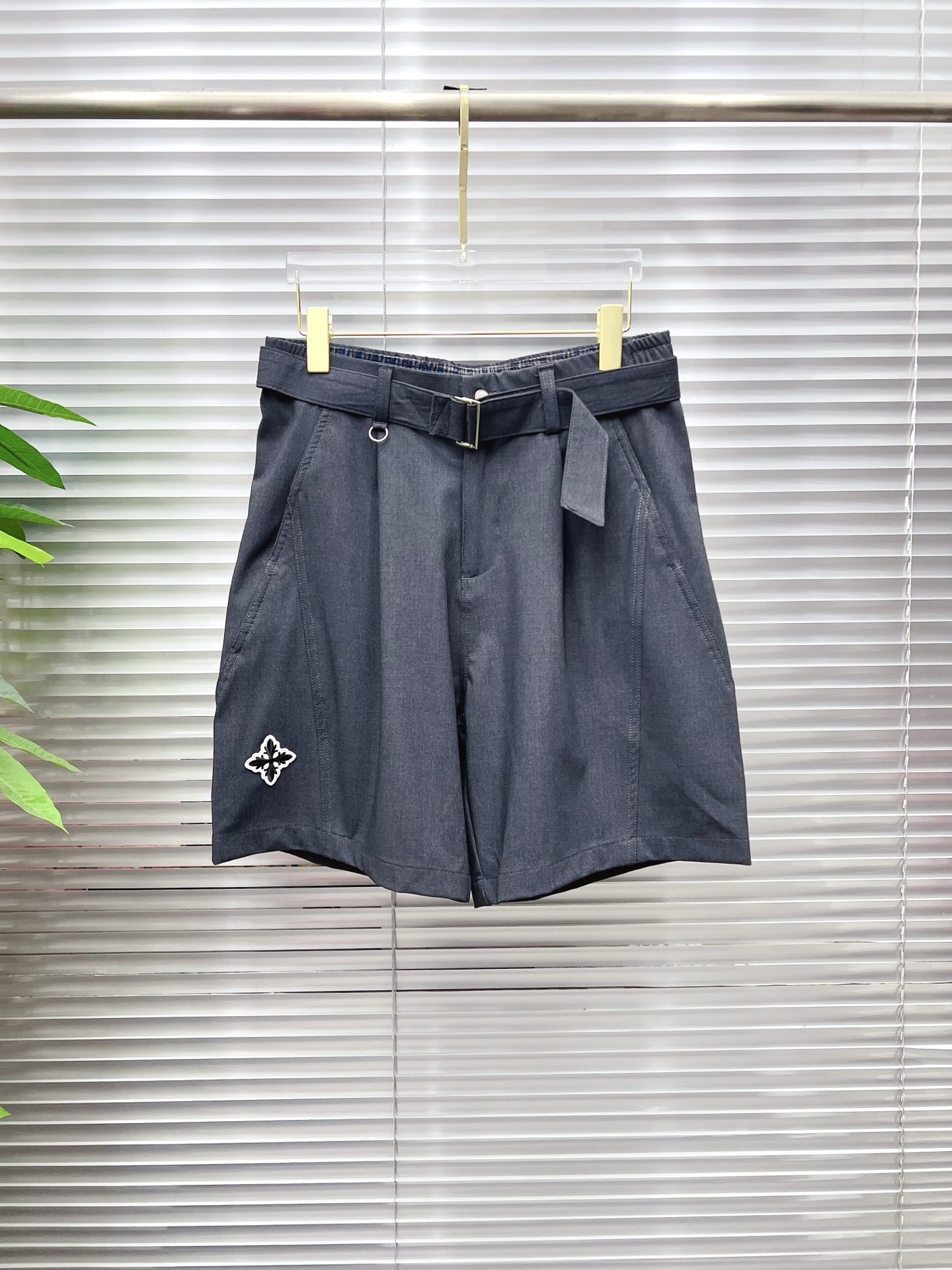 NO:913558,LV 26ss new summer men's casual work shorts, advanced custom-made summer special technical quick-drying breathable fabric, high breathability and comfort, impeccable details, customized development of accessories, what you see is what you get, reflecting high quality. It feels delicate and soft!  Three-dimensional cutting, simple and fashionable, and the upper body shape is awesome!  Size M-4XL,,louis vuitton,shorts,19860909LV 26ss夏季新款男士休闲工装短裤 高级定制夏季专用科技速干透气面料 透气舒适度高,细节无可挑剔,辅料定制开发,所见即所得,体现高品质.手感细腻柔软！立体裁剪,简单时尚,上身版型超赞！码数M-4XL,,louis vuitton,shorts,,Men's clothing