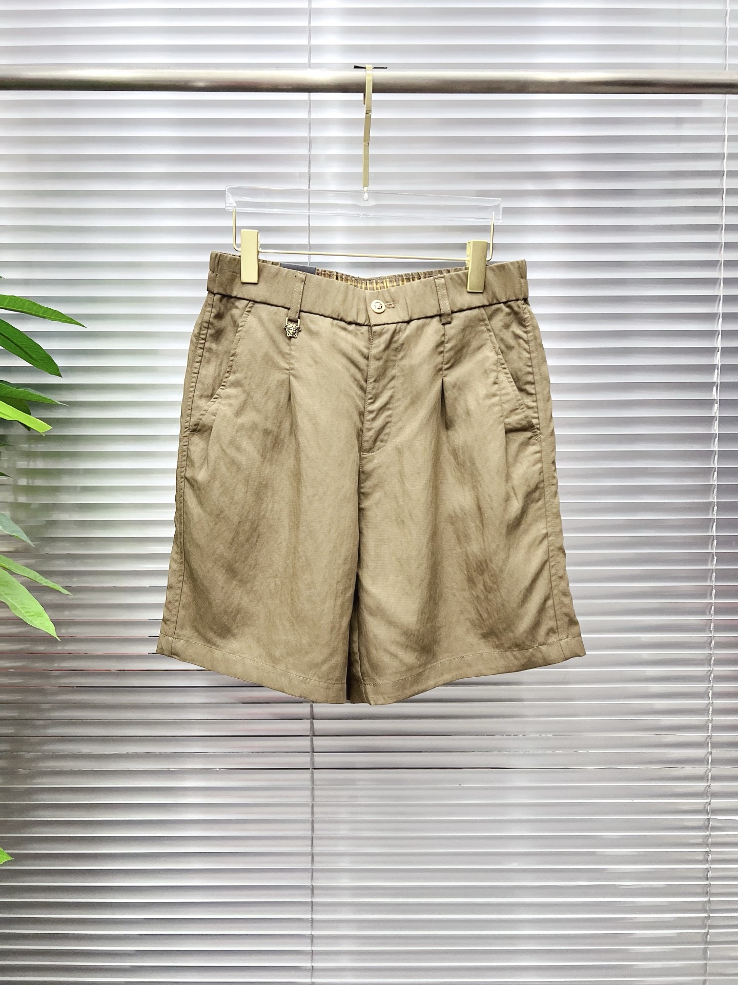 NO:913557,Versace 26ss new summer men's casual work shorts, advanced custom-made summer-specific technical quick-drying breathable fabric, with high breathability and comfort, impeccable details, customized development of accessories, what you see is what you get, reflecting high quality. It feels delicate and soft!  Three-dimensional cutting, simple and fashionable, and the upper body shape is awesome!  Size M-4XL,,versace,shorts,19860909范思哲 26ss夏季新款男士休闲工装短裤 高级定制夏季专用科技速干透气面料 透气舒适度高,细节无可挑剔,辅料定制开发,所见即所得,体现高品质.手感细腻柔软！立体裁剪,简单时尚,上身版型超赞！码数M-4XL,,versace,shorts,,Men's clothing