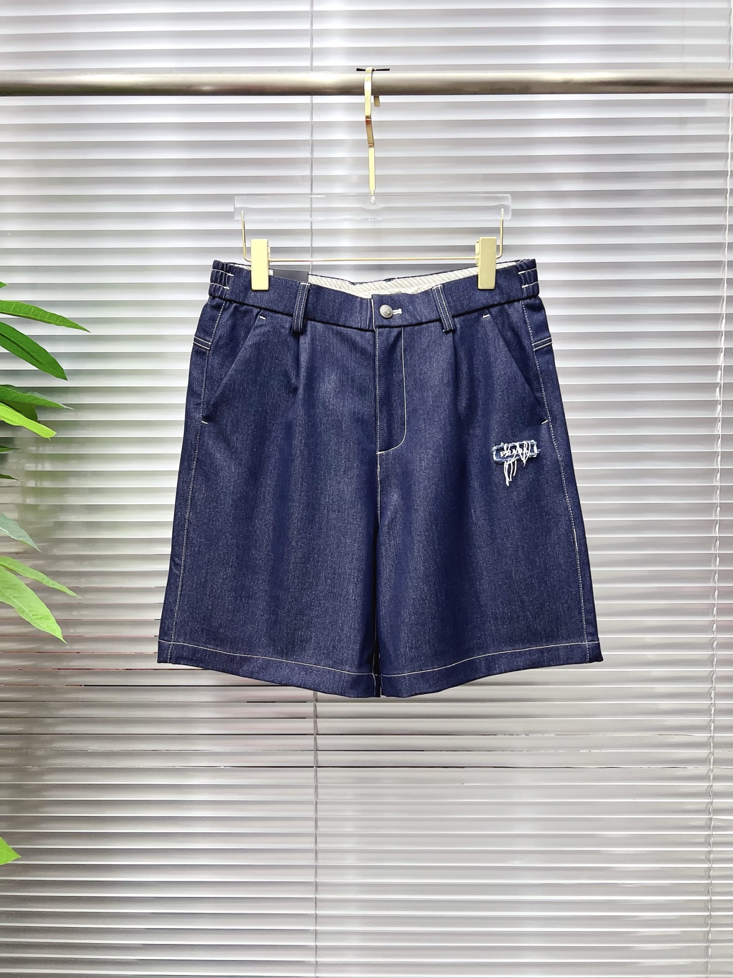 NO:913556,PRADA 26ss new summer men's casual work shorts, advanced custom-made summer special technical quick-drying breathable fabric, high breathability and comfort, impeccable details, customized development of accessories, what you see is what you get, reflecting high quality. It feels delicate and soft!  Three-dimensional cutting, simple and fashionable, and the upper body shape is awesome!  Size M-4XL,,prada,prada,shorts,19860909PRADA 普拉达 26ss夏季新款男士休闲工装短裤 高级定制夏季专用科技速干透气面料 透气舒适度高,细节无可挑剔,辅料定制开发,所见即所得,体现高品质.手感细腻柔软！立体裁剪,简单时尚,上身版型超赞！码数M-4XL,,prada,prada,shorts,,Men's clothing