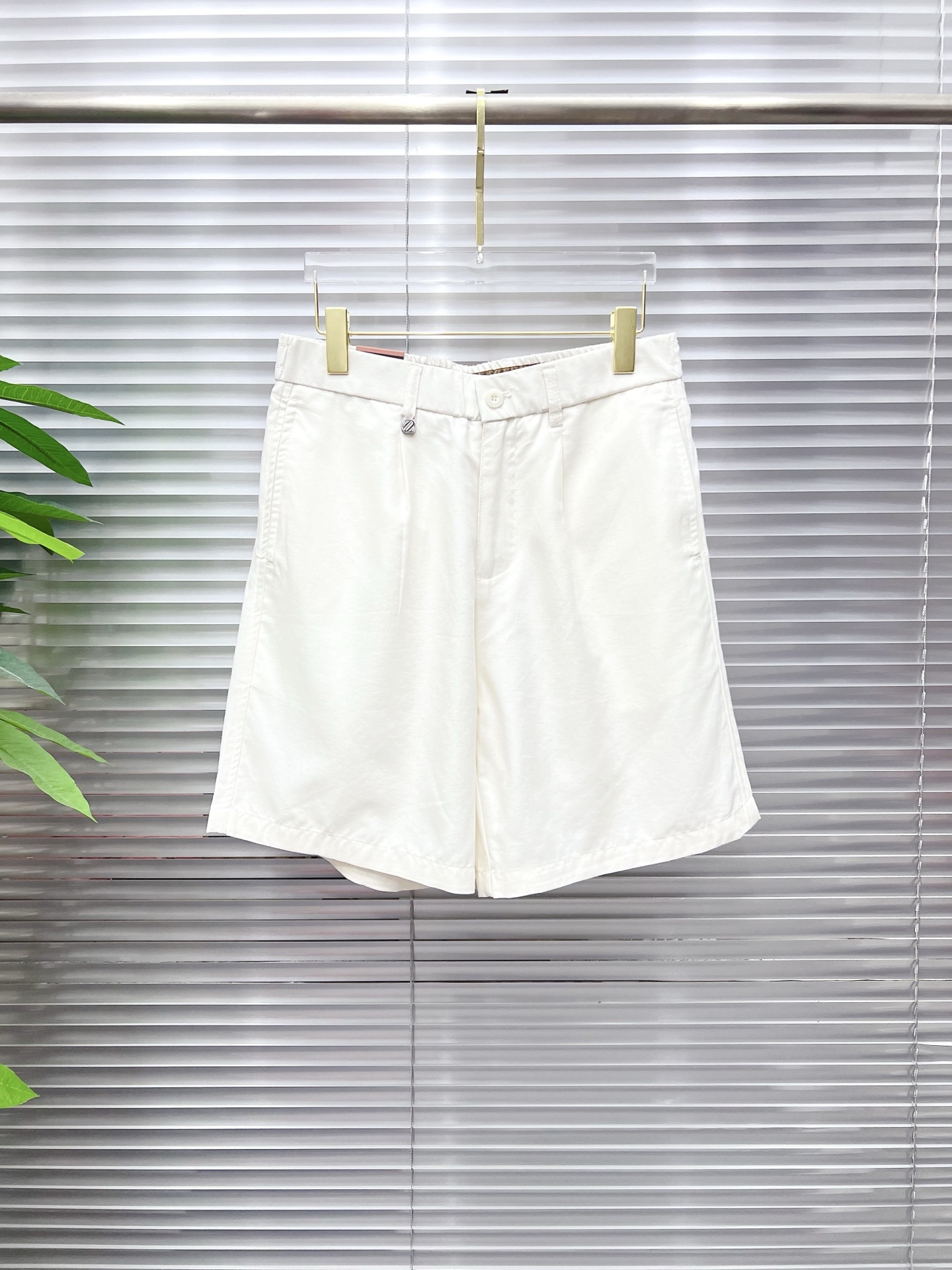 NO:913561,Ermenegildo Zegna 26ss new summer men's casual work shorts, advanced custom-made summer special technical quick-drying breathable fabric, high breathability and comfort, impeccable details, customized development of accessories, what you see is what you get, reflecting high quality. It feels delicate and soft!  Three-dimensional cutting, simple and fashionable, and the upper body shape is awesome!  Size M-4XL,,zegna,shorts,19860909杰尼亚 26ss夏季新款男士休闲工装短裤 高级定制夏季专用科技速干透气面料 透气舒适度高,细节无可挑剔,辅料定制开发,所见即所得,体现高品质.手感细腻柔软！立体裁剪,简单时尚,上身版型超赞！码数M-4XL,,zegna,shorts,,Men's clothing