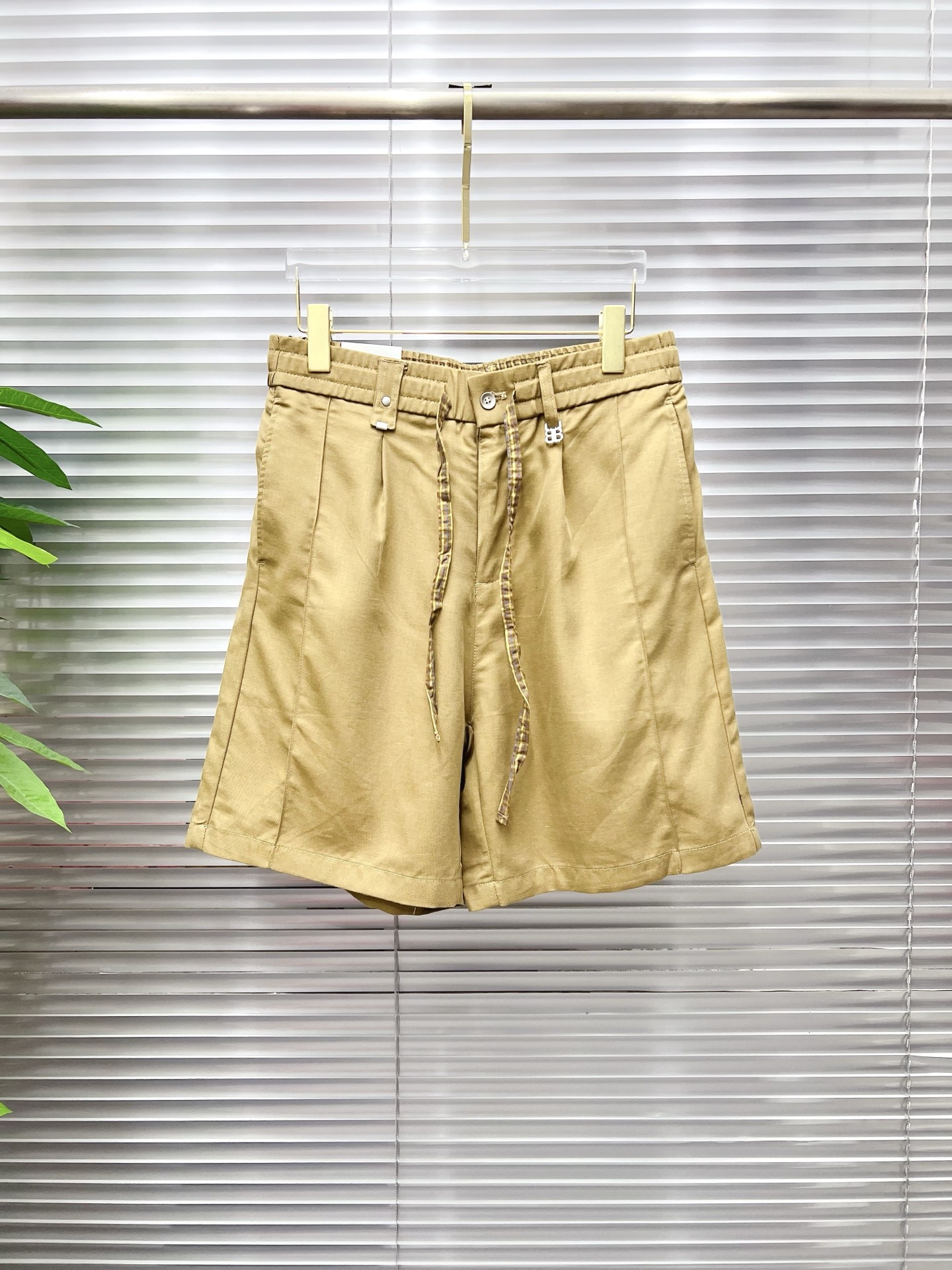 NO:913564,Balenciaga 26ss new summer men's casual work shorts, advanced custom-made summer-specific technical quick-drying breathable fabric, with high breathability and comfort, impeccable details, customized development of accessories, what you see is what you get, reflecting high quality. It feels delicate and soft!  Three-dimensional cutting, simple and fashionable, and the upper body shape is awesome!  Size M-4XL,,balenciaga,shorts,19860909巴黎世家 26ss夏季新款男士休闲工装短裤 高级定制夏季专用科技速干透气面料 透气舒适度高,细节无可挑剔,辅料定制开发,所见即所得,体现高品质.手感细腻柔软！立体裁剪,简单时尚,上身版型超赞！码数M-4XL,,balenciaga,shorts,,Men's clothing