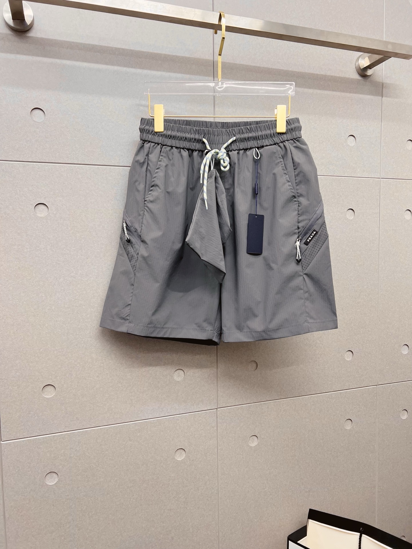 NO:848151,PRADA 26ss new summer men's casual work shorts, advanced custom-made summer special technical quick-drying breathable fabric, high breathability and comfort, impeccable details, customized development of accessories, what you see is what you get, reflecting high quality. It feels delicate and soft!  Three-dimensional cutting, simple and fashionable, and the upper body shape is awesome!  Size M-4XL,,prada,prada,shorts,19860909PRADA 普拉达 26ss夏季新款男士休闲工装短裤 高级定制夏季专用科技速干透气面料 透气舒适度高,细节无可挑剔,辅料定制开发,所见即所得,体现高品质.手感细腻柔软！立体裁剪,简单时尚,上身版型超赞！码数M-4XL,,prada,prada,shorts,,Men's clothing