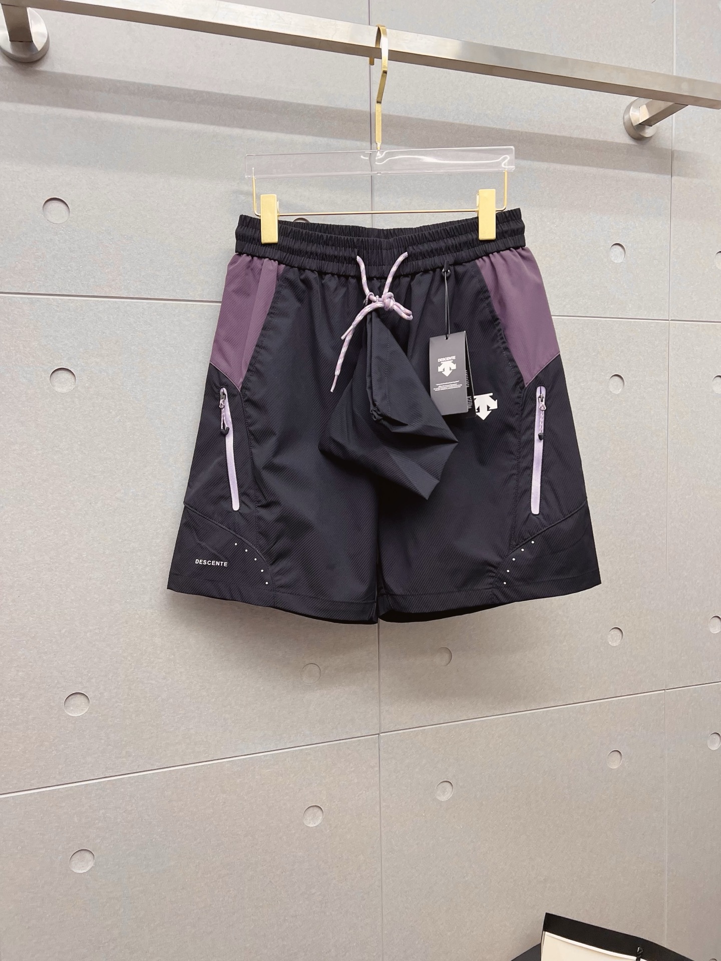 NO:848155,Disante 26ss new summer men's casual work shorts, advanced custom-made summer special technology quick-drying breathable fabric, high breathability and comfort, impeccable details, customized development of accessories, what you see is what you get, reflecting high quality. It feels delicate and soft!  Three-dimensional cutting, simple and fashionable, and the upper body shape is awesome!  Size M-4XL,,shorts,19860909迪山特 26ss夏季新款男士休闲工装短裤 高级定制夏季专用科技速干透气面料 透气舒适度高,细节无可挑剔,辅料定制开发,所见即所得,体现高品质.手感细腻柔软！立体裁剪,简单时尚,上身版型超赞！码数M-4XL,,shorts,,Men's clothing