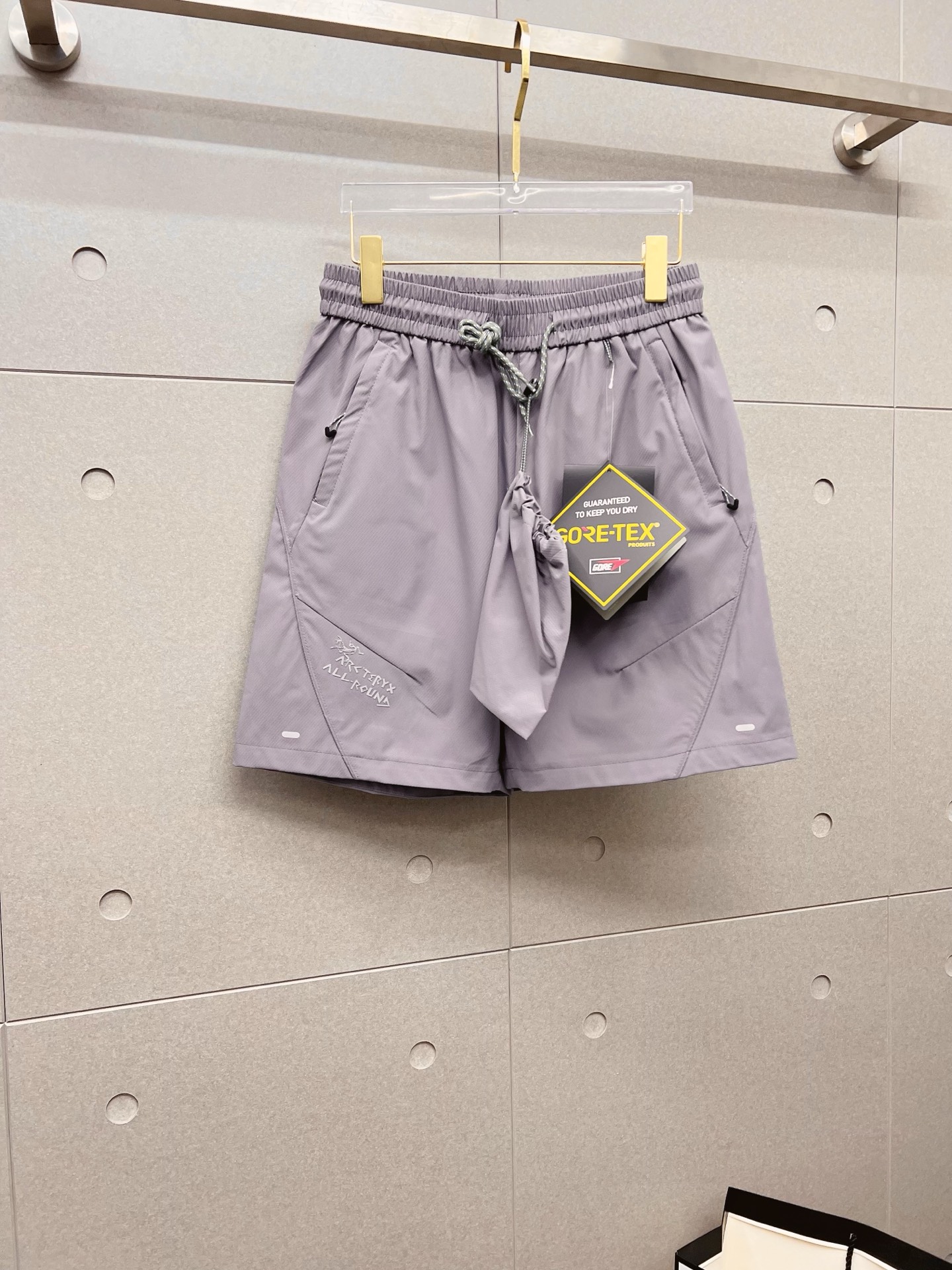 NO:848157,Arc'teryx 26ss new summer men's casual work shorts, advanced custom-made summer-specific technical quick-drying breathable fabric, with high breathability and comfort, impeccable details, customized development of accessories, what you see is what you get, reflecting high quality. It feels delicate and soft!  Three-dimensional cutting, simple and fashionable, and the upper body shape is awesome!  Size M-4XL,arc'teryx,shorts,19860909始祖鸟 26ss夏季新款男士休闲工装短裤 高级定制夏季专用科技速干透气面料 透气舒适度高,细节无可挑剔,辅料定制开发,所见即所得,体现高品质.手感细腻柔软！立体裁剪,简单时尚,上身版型超赞！码数M-4XL,arc'teryx,shorts,,Men's clothing