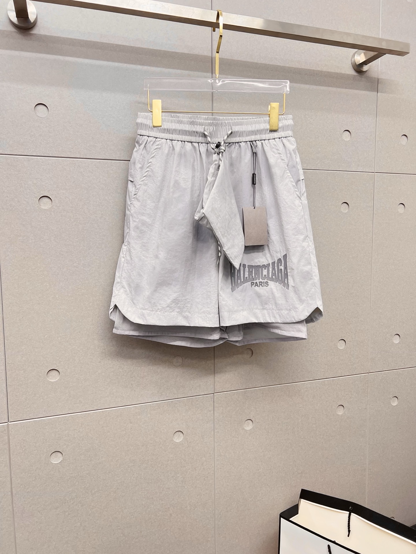 NO:848159,Balenciaga 26ss new summer men's casual work shorts, advanced custom-made summer-specific technical quick-drying breathable fabric, with high breathability and comfort, impeccable details, customized development of accessories, what you see is what you get, reflecting high quality. It feels delicate and soft!  Three-dimensional cutting, simple and fashionable, and the upper body shape is awesome!  Size M-4XL,,balenciaga,shorts,19860909巴黎世家 26ss夏季新款男士休闲工装短裤 高级定制夏季专用科技速干透气面料 透气舒适度高,细节无可挑剔,辅料定制开发,所见即所得,体现高品质.手感细腻柔软！立体裁剪,简单时尚,上身版型超赞！码数M-4XL,,balenciaga,shorts,,Men's clothing