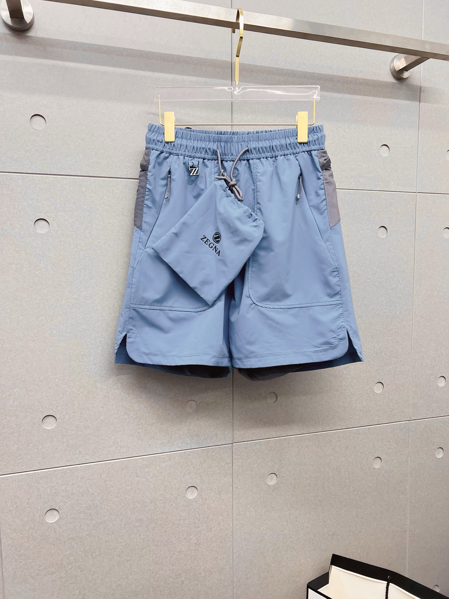 NO:848163,Ermenegildo Zegna 26ss new summer men's casual work shorts, advanced custom-made summer special technical quick-drying breathable fabric, high breathability and comfort, impeccable details, customized development of accessories, what you see is what you get, reflecting high quality. It feels delicate and soft!  Three-dimensional cutting, simple and fashionable, and the upper body shape is awesome!  Size M-4XL,,zegna,shorts,19860909杰尼亚 26ss夏季新款男士休闲工装短裤 高级定制夏季专用科技速干透气面料 透气舒适度高,细节无可挑剔,辅料定制开发,所见即所得,体现高品质.手感细腻柔软！立体裁剪,简单时尚,上身版型超赞！码数M-4XL,,zegna,shorts,,Men's clothing