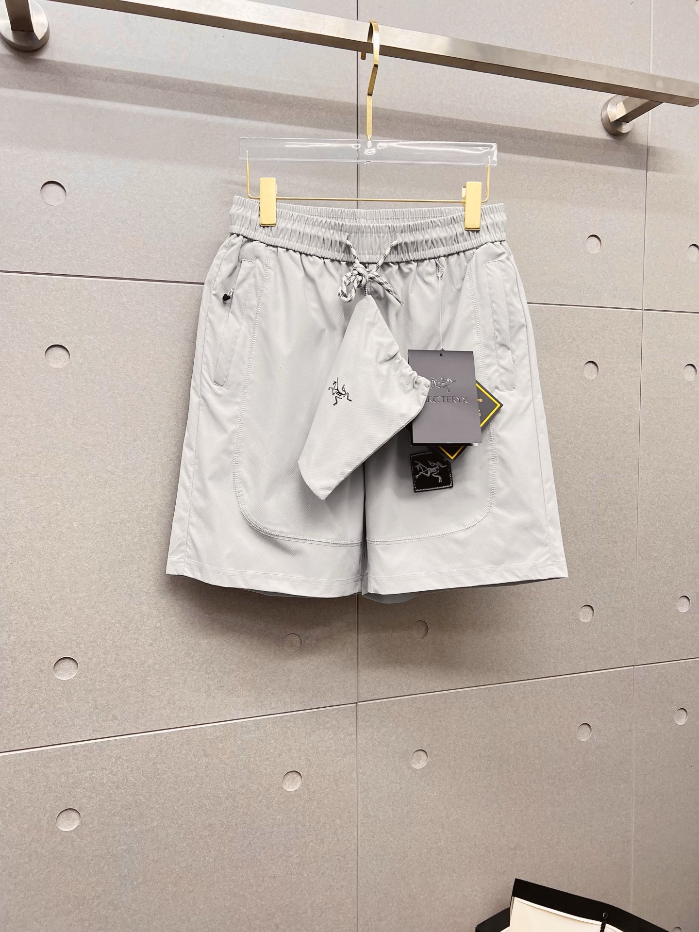 NO:848161,Arc'teryx 26ss new summer men's casual work shorts, advanced custom-made summer-specific technical quick-drying breathable fabric, with high breathability and comfort, impeccable details, customized development of accessories, what you see is what you get, reflecting high quality. It feels delicate and soft!  Three-dimensional cutting, simple and fashionable, and the upper body shape is awesome!  Size M-4XL,arc'teryx,shorts,19860909始祖鸟 26ss夏季新款男士休闲工装短裤 高级定制夏季专用科技速干透气面料 透气舒适度高,细节无可挑剔,辅料定制开发,所见即所得,体现高品质.手感细腻柔软！立体裁剪,简单时尚,上身版型超赞！码数M-4XL,arc'teryx,shorts,,Men's clothing
