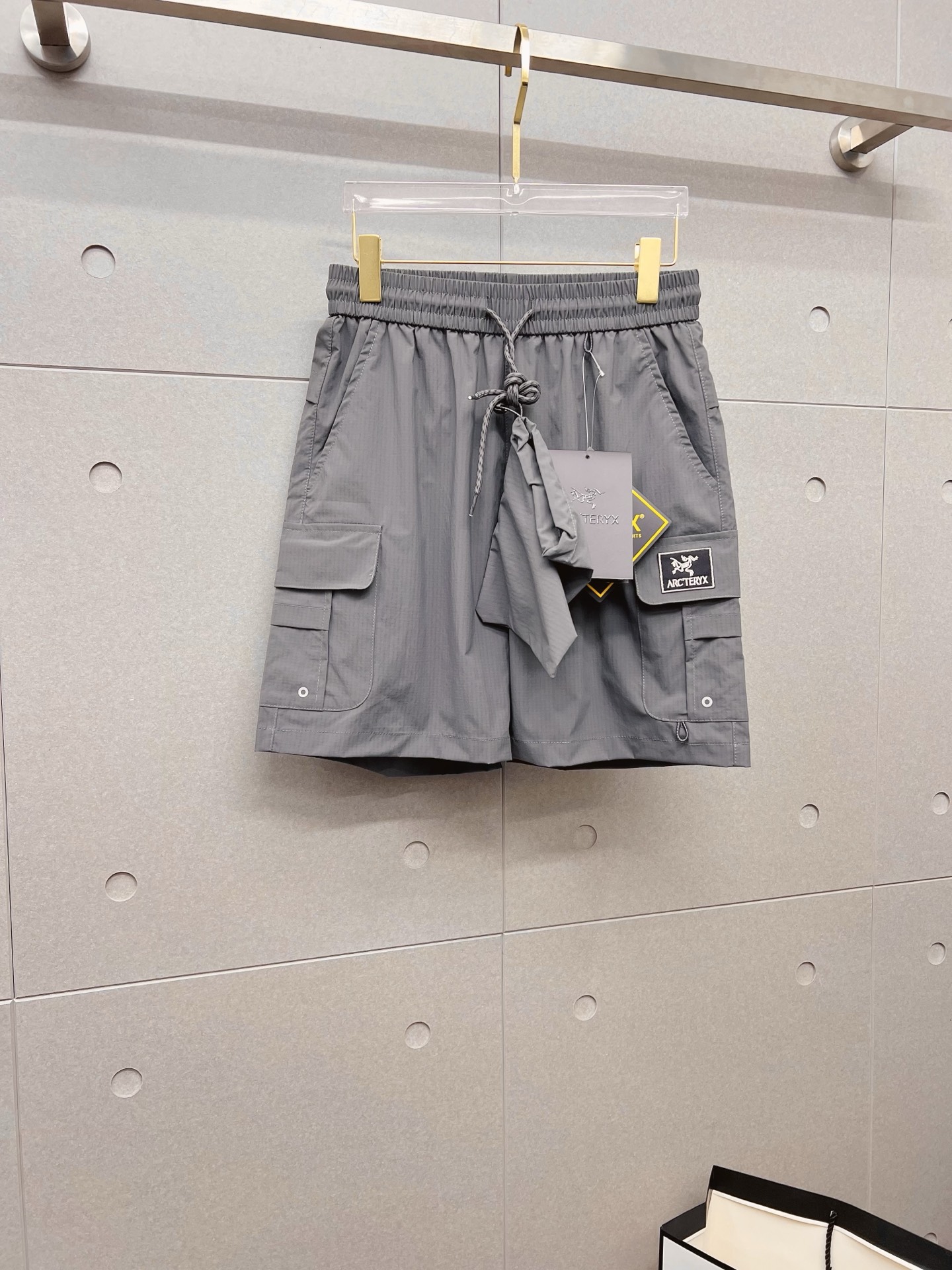 NO:848164,Arc'teryx 26ss new summer men's casual work shorts, advanced custom-made summer-specific technical quick-drying breathable fabric, with high breathability and comfort, impeccable details, customized development of accessories, what you see is what you get, reflecting high quality. It feels delicate and soft!  Three-dimensional cutting, simple and fashionable, and the upper body shape is awesome!  Size M-4XL,arc'teryx,shorts,19860909始祖鸟 26ss夏季新款男士休闲工装短裤 高级定制夏季专用科技速干透气面料 透气舒适度高,细节无可挑剔,辅料定制开发,所见即所得,体现高品质.手感细腻柔软！立体裁剪,简单时尚,上身版型超赞！码数M-4XL,arc'teryx,shorts,,Men's clothing