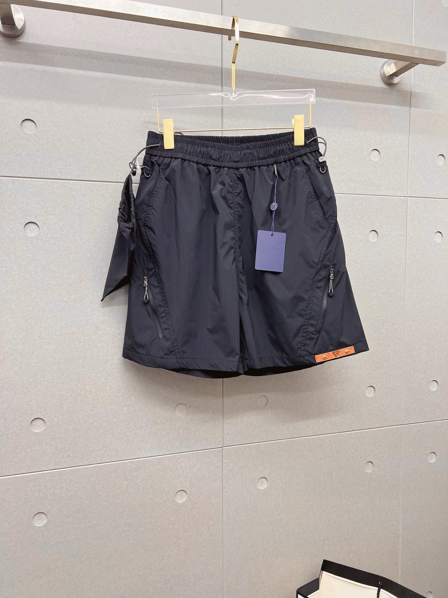 NO:848167,LV 26ss new summer men's casual work shorts, advanced custom-made summer special technical quick-drying breathable fabric, high breathability and comfort, impeccable details, customized development of accessories, what you see is what you get, reflecting high quality. It feels delicate and soft!  Three-dimensional cutting, simple and fashionable, and the upper body shape is awesome!  Size M-4XL,,louis vuitton,shorts,19860909LV 26ss夏季新款男士休闲工装短裤 高级定制夏季专用科技速干透气面料 透气舒适度高,细节无可挑剔,辅料定制开发,所见即所得,体现高品质.手感细腻柔软！立体裁剪,简单时尚,上身版型超赞！码数M-4XL,,louis vuitton,shorts,,Men's clothing
