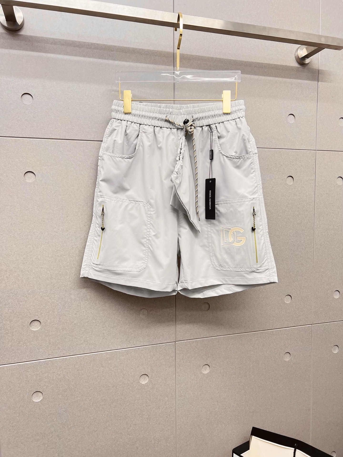 NO:848170,DG 26ss new summer men's casual work shorts, advanced custom-made summer special technical quick-drying breathable fabric, high breathability and comfort, impeccable details, customized development of accessories, what you see is what you get, reflecting high quality. It feels delicate and soft!  Three-dimensional cutting, simple and fashionable, and the upper body shape is awesome!  Size M-4XL,,shorts,19860909DG 26ss夏季新款男士休闲工装短裤 高级定制夏季专用科技速干透气面料 透气舒适度高,细节无可挑剔,辅料定制开发,所见即所得,体现高品质.手感细腻柔软！立体裁剪,简单时尚,上身版型超赞！码数M-4XL,,shorts,,Men's clothing