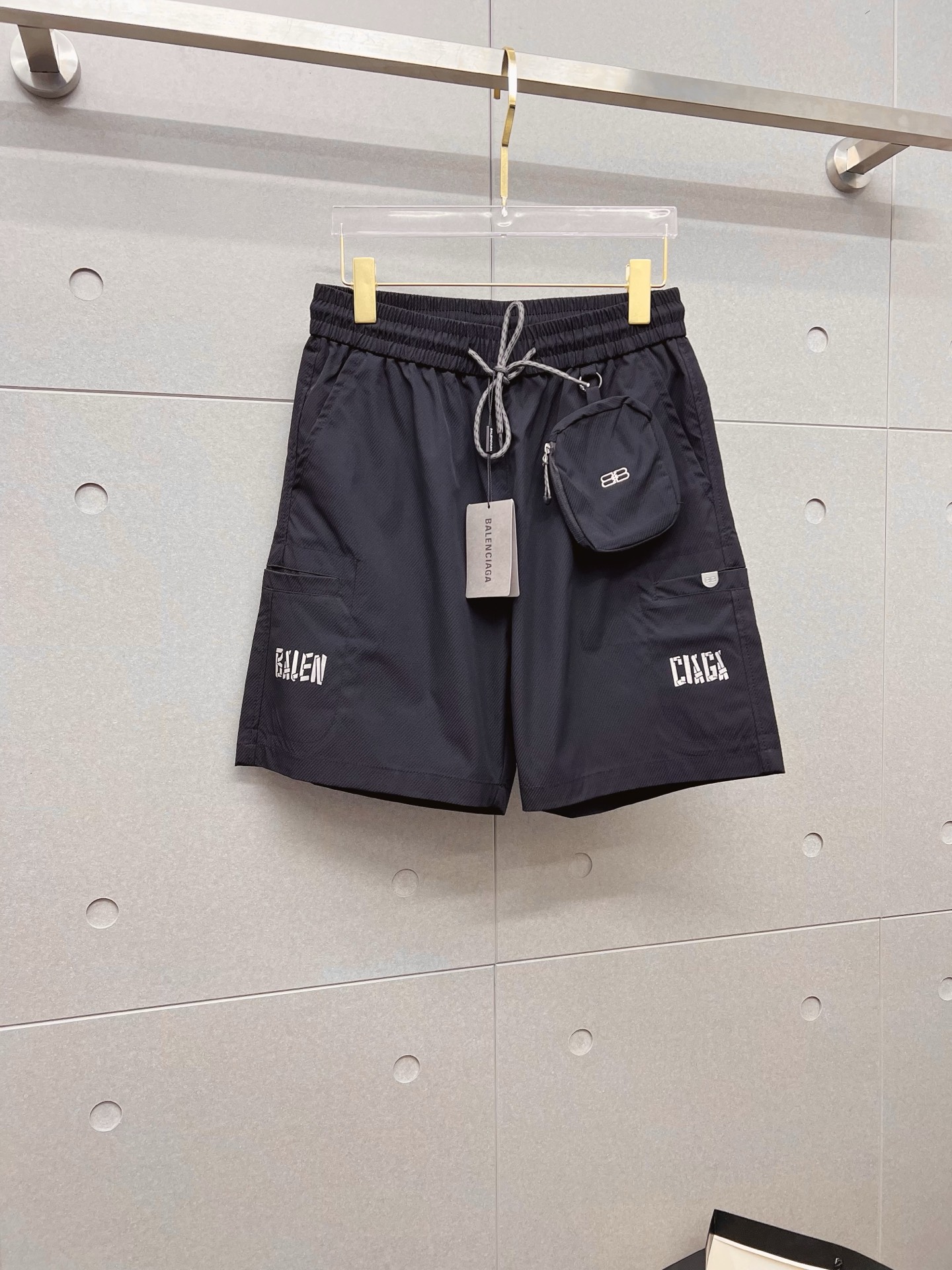 NO:848174,Balenciaga 26ss new summer men's casual work shorts, advanced custom-made summer-specific technical quick-drying breathable fabric, with high breathability and comfort, impeccable details, customized development of accessories, what you see is what you get, reflecting high quality. It feels delicate and soft!  Three-dimensional cutting, simple and fashionable, and the upper body shape is awesome!  Size M-4XL,,balenciaga,shorts,19860909巴黎世家 26ss夏季新款男士休闲工装短裤 高级定制夏季专用科技速干透气面料 透气舒适度高,细节无可挑剔,辅料定制开发,所见即所得,体现高品质.手感细腻柔软！立体裁剪,简单时尚,上身版型超赞！码数M-4XL,,balenciaga,shorts,,Men's clothing