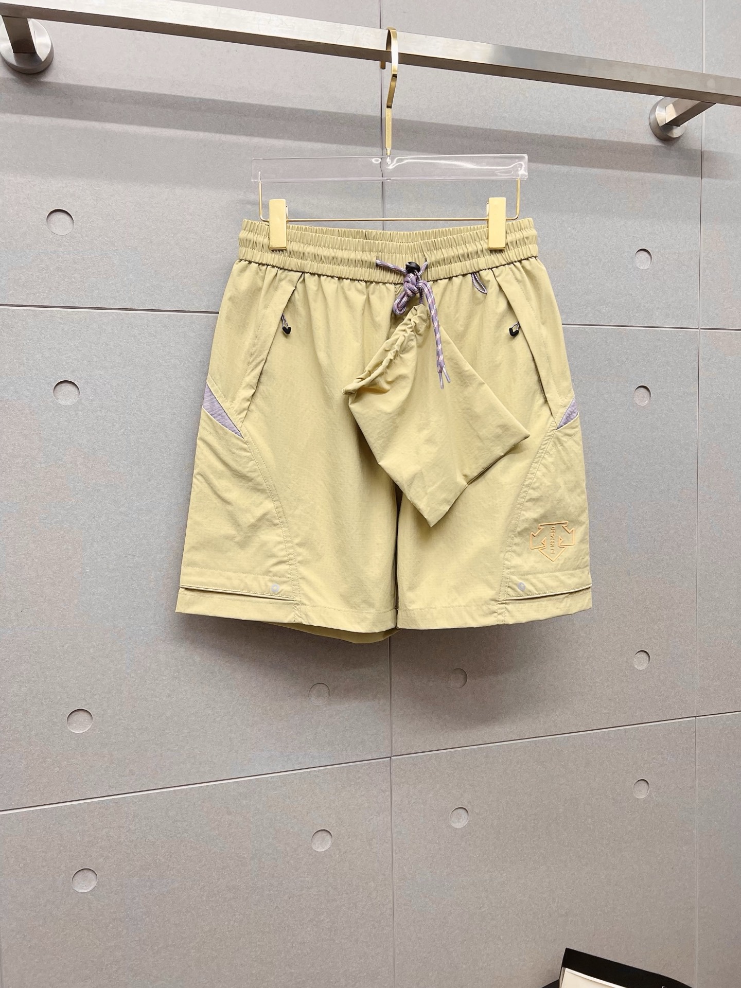 NO:848177,Disante 26ss new summer men's casual work shorts, advanced custom-made summer special technology quick-drying breathable fabric, high breathability and comfort, impeccable details, customized development of accessories, what you see is what you get, reflecting high quality. It feels delicate and soft!  Three-dimensional cutting, simple and fashionable, and the upper body shape is awesome!  Size M-4XL,,shorts,19860909迪山特 26ss夏季新款男士休闲工装短裤 高级定制夏季专用科技速干透气面料 透气舒适度高,细节无可挑剔,辅料定制开发,所见即所得,体现高品质.手感细腻柔软！立体裁剪,简单时尚,上身版型超赞！码数M-4XL,,shorts,,Men's clothing