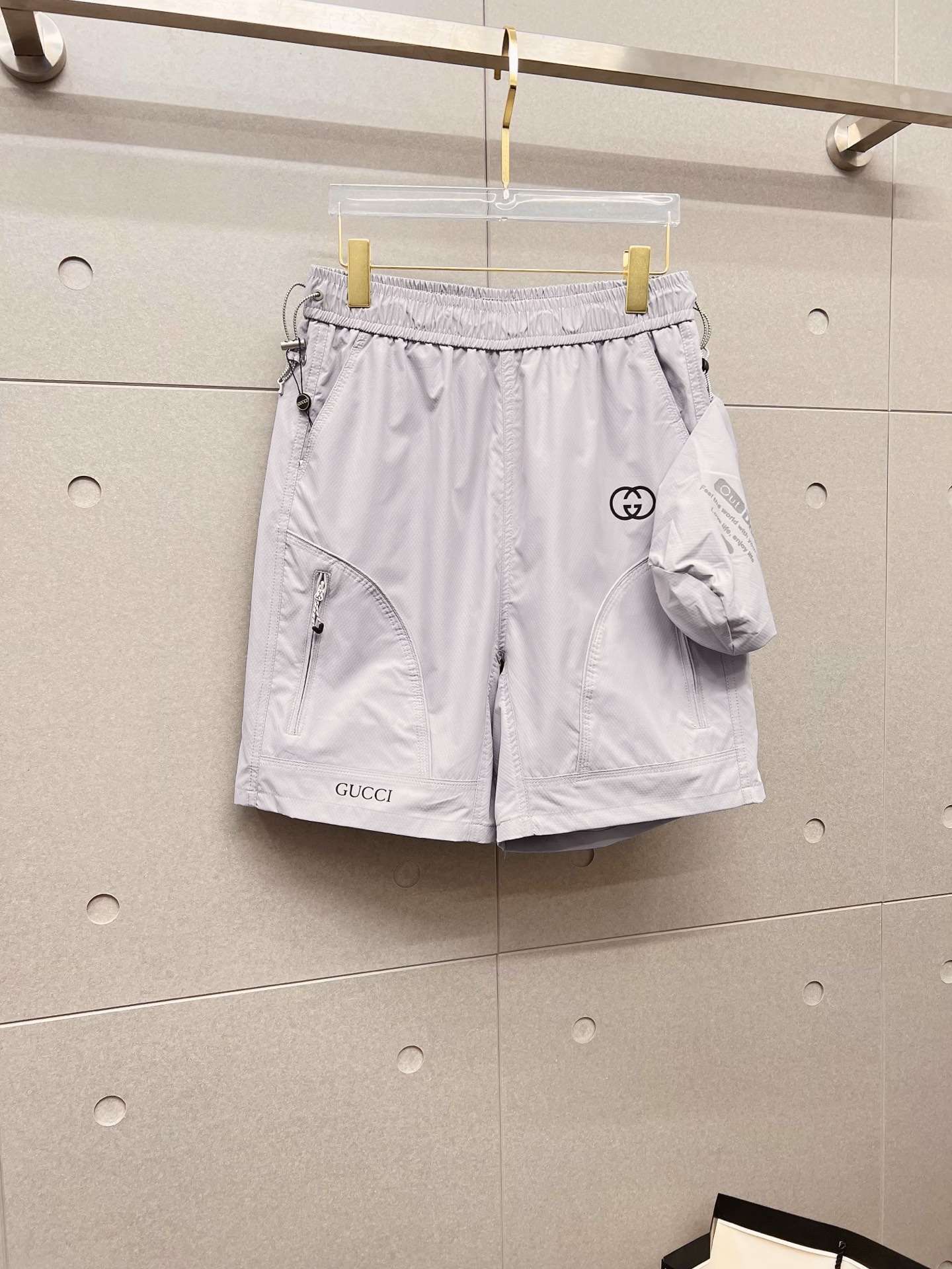 NO:848180,GUCCI Gucci 26ss new summer men's casual work shorts, advanced customized summer special technology quick-drying breathable fabric, high breathability and comfort, impeccable details, customized development of accessories, what you see is what you get, reflecting high quality. It feels delicate and soft!  Three-dimensional cutting, simple and fashionable, and the upper body shape is awesome!  Size M-4XL,,gucci,shorts,19860909GUCCI 古奇 26ss夏季新款男士休闲工装短裤 高级定制夏季专用科技速干透气面料 透气舒适度高,细节无可挑剔,辅料定制开发,所见即所得,体现高品质.手感细腻柔软！立体裁剪,简单时尚,上身版型超赞！码数M-4XL,,gucci,shorts,,Men's clothing