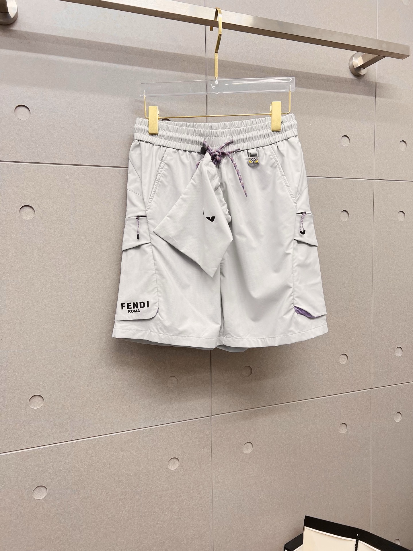 NO:848183,FENDI Fendi 26ss new summer men's casual work shorts, advanced custom-made summer special technology quick-drying breathable fabric, high breathability and comfort, impeccable details, customized development of accessories, what you see is what you get, reflecting high quality. It feels delicate and soft!  Three-dimensional cutting, simple and fashionable, and the upper body shape is awesome!  Size M-4XL,,fendi,fendi,shorts,19860909FENDI 芬迪 26ss夏季新款男士休闲工装短裤 高级定制夏季专用科技速干透气面料 透气舒适度高,细节无可挑剔,辅料定制开发,所见即所得,体现高品质.手感细腻柔软！立体裁剪,简单时尚,上身版型超赞！码数M-4XL,,fendi,fendi,shorts,,Men's clothing