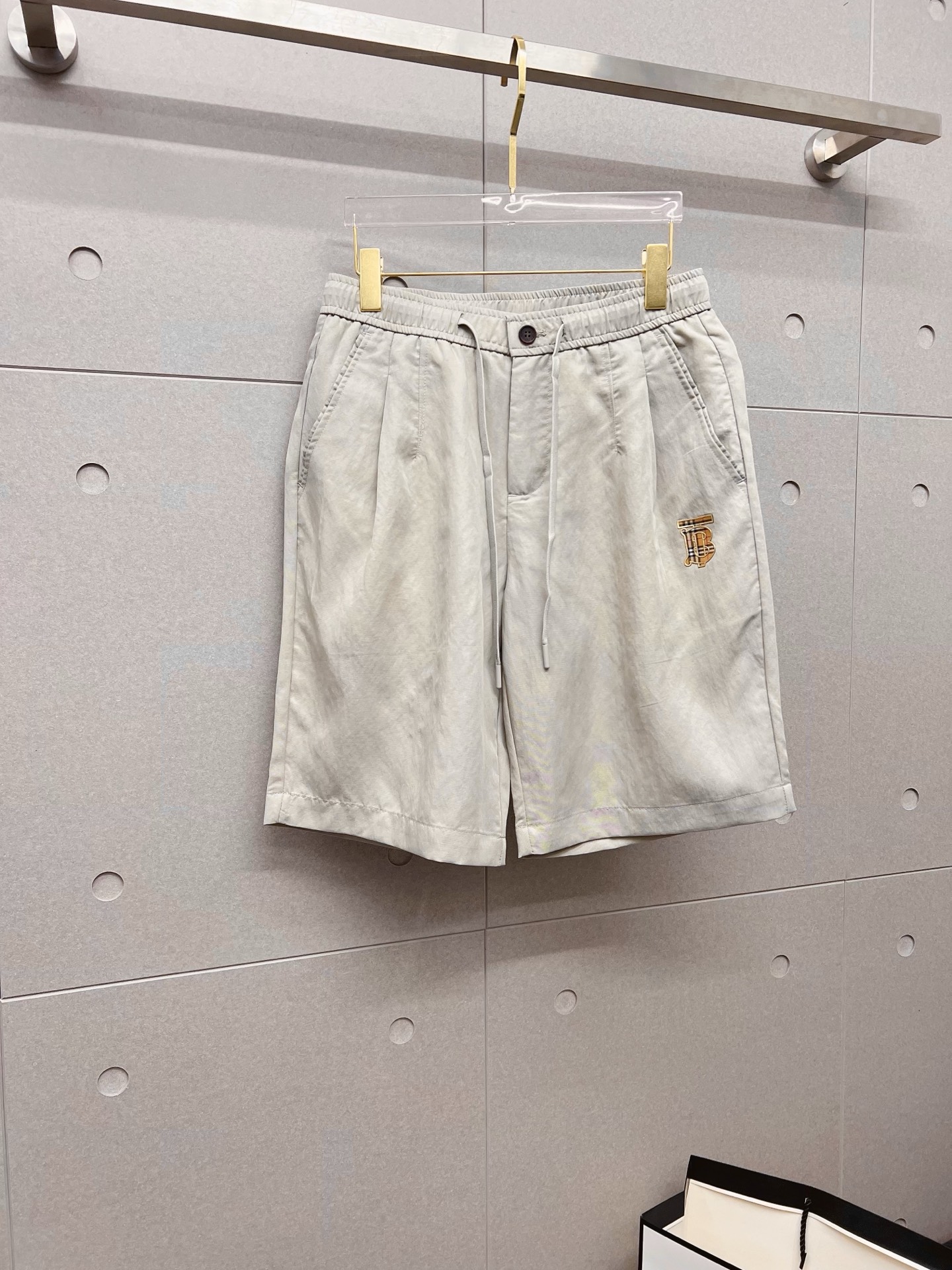 NO:848186,Burberry 26ss summer new men's casual work shorts, advanced custom-made summer-specific technical quick-drying breathable fabric, high breathability and comfort, impeccable details, customized development of accessories, what you see is what you get, reflecting high quality. It feels delicate and soft!  Three-dimensional cutting, simple and fashionable, and the upper body shape is awesome!  Size M-4XL,,burberry,burberry,shorts,19860909Burberry 巴宝莉 26ss夏季新款男士休闲工装短裤 高级定制夏季专用科技速干透气面料 透气舒适度高,细节无可挑剔,辅料定制开发,所见即所得,体现高品质.手感细腻柔软！立体裁剪,简单时尚,上身版型超赞！码数M-4XL,,burberry,burberry,shorts,,Men's clothing