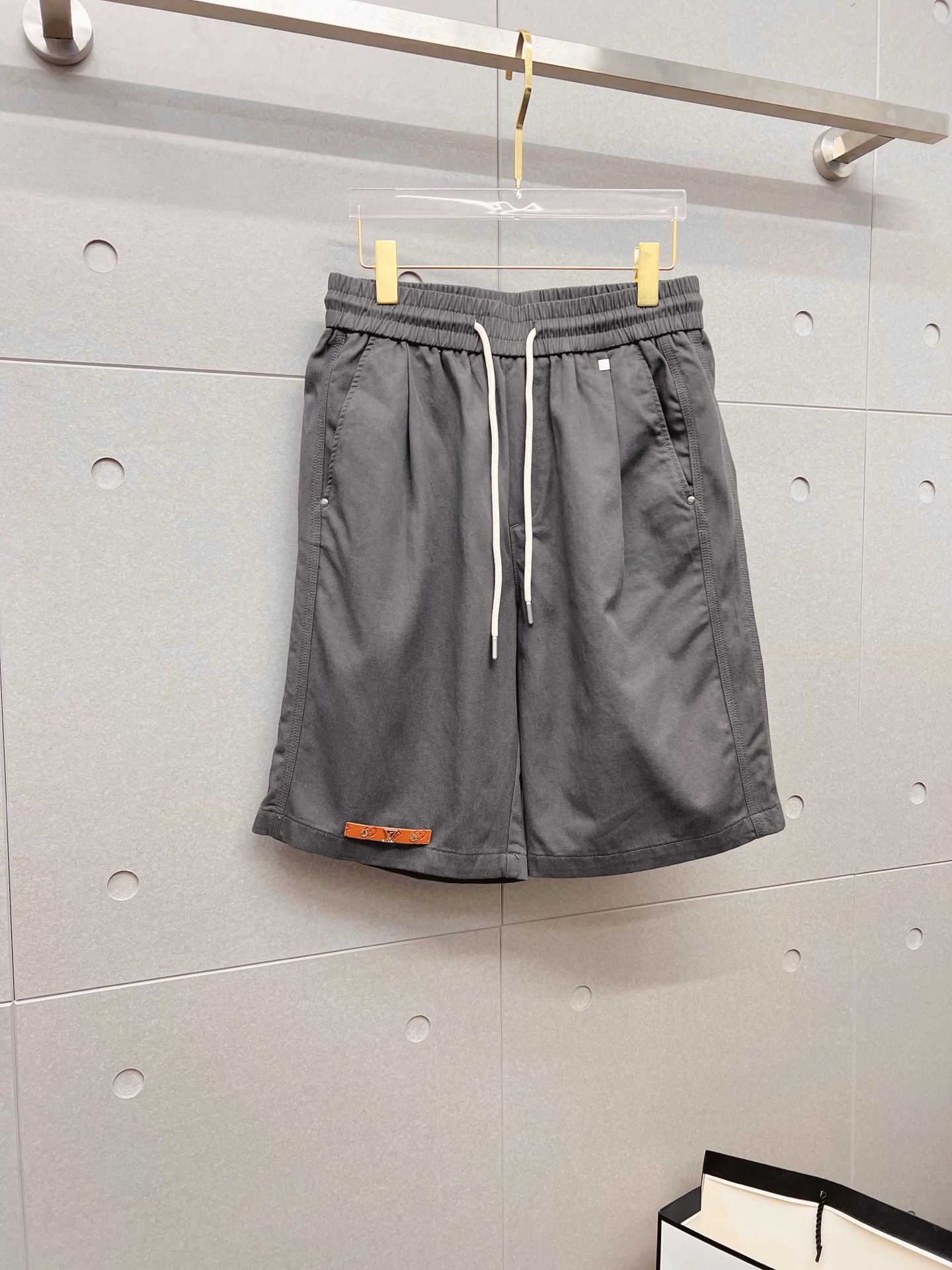 NO:848189,LV 26ss new summer men's casual work shorts, advanced custom-made summer special technical quick-drying breathable fabric, high breathability and comfort, impeccable details, customized development of accessories, what you see is what you get, reflecting high quality. It feels delicate and soft!  Three-dimensional cutting, simple and fashionable, and the upper body shape is awesome!  Size M-4XL,,louis vuitton,shorts,19860909LV 26ss夏季新款男士休闲工装短裤 高级定制夏季专用科技速干透气面料 透气舒适度高,细节无可挑剔,辅料定制开发,所见即所得,体现高品质.手感细腻柔软！立体裁剪,简单时尚,上身版型超赞！码数M-4XL,,louis vuitton,shorts,,Men's clothing