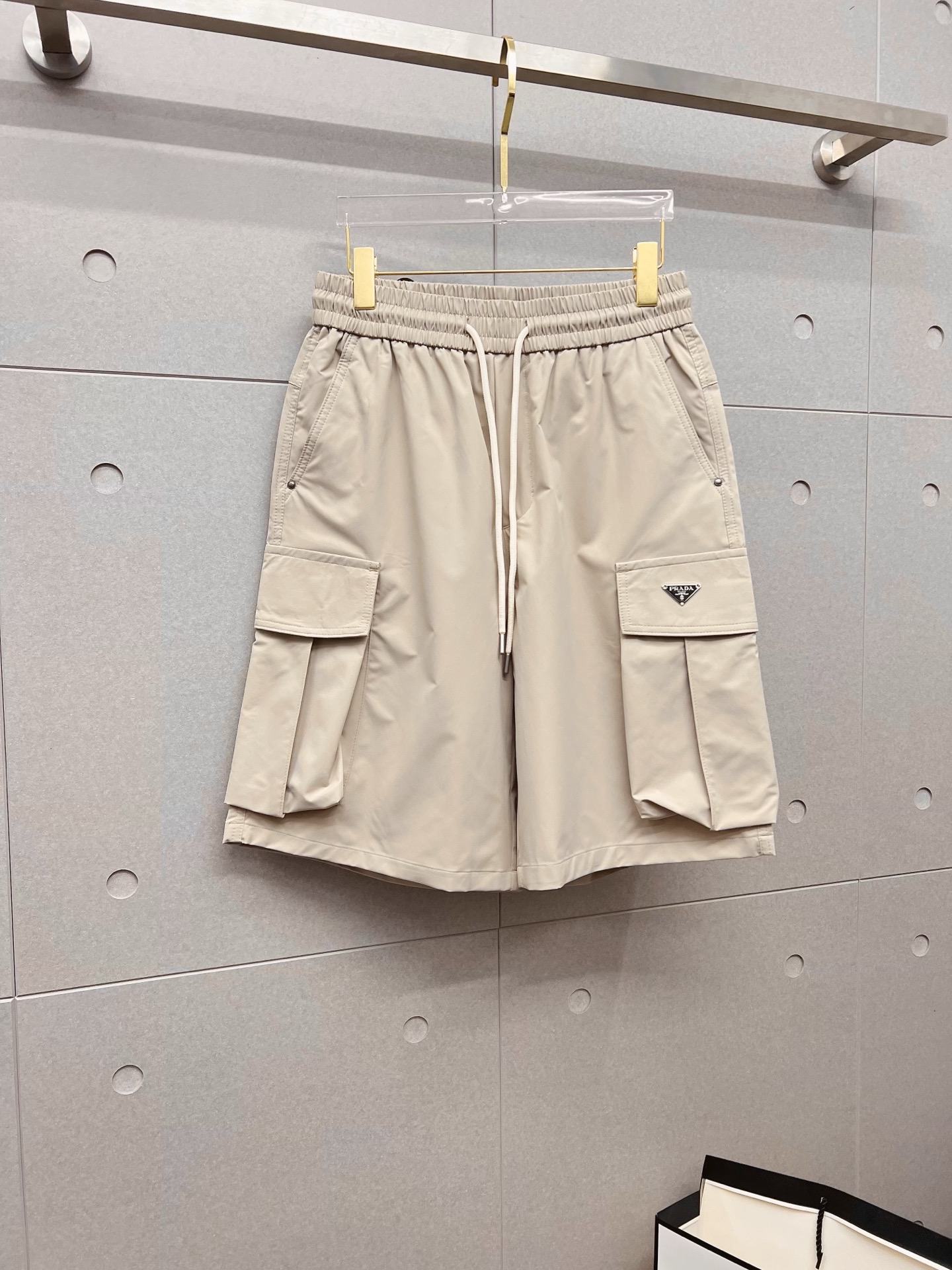 NO:848192,PRADA 26ss new summer men's casual work shorts, advanced custom-made summer special technical quick-drying breathable fabric, high breathability and comfort, impeccable details, customized development of accessories, what you see is what you get, reflecting high quality. It feels delicate and soft!  Three-dimensional cutting, simple and fashionable, and the upper body shape is awesome!  Size M-4XL,,prada,prada,shorts,19860909PRADA 普拉达 26ss夏季新款男士休闲工装短裤 高级定制夏季专用科技速干透气面料 透气舒适度高,细节无可挑剔,辅料定制开发,所见即所得,体现高品质.手感细腻柔软！立体裁剪,简单时尚,上身版型超赞！码数M-4XL,,prada,prada,shorts,,Men's clothing