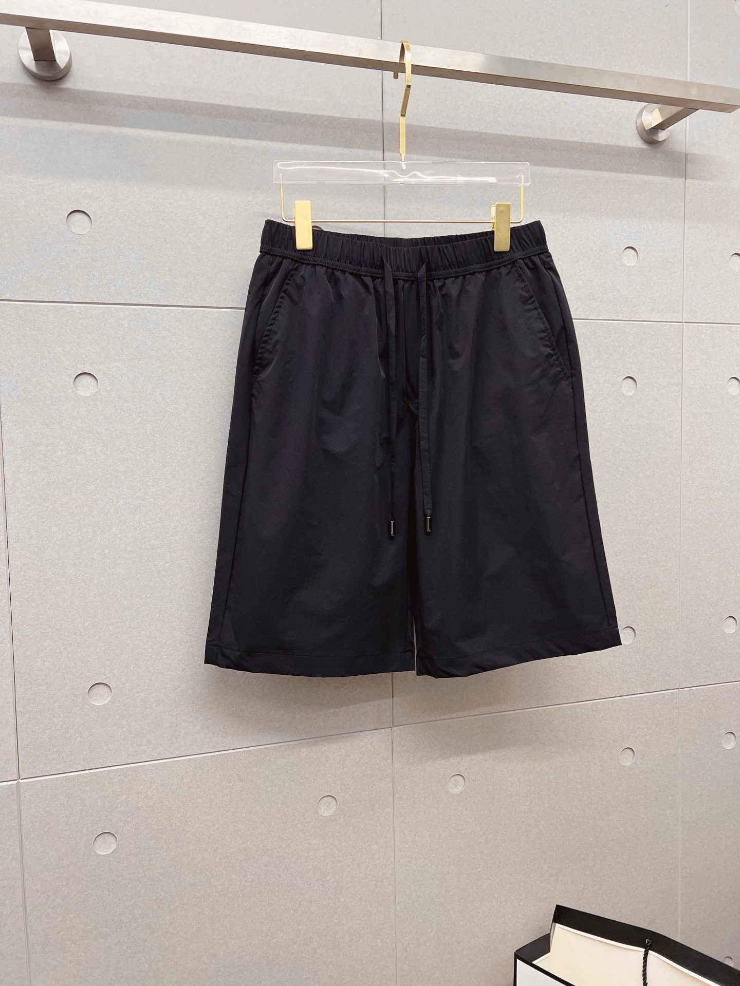 NO:848165,Ermenegildo Zegna 26ss new summer men's casual work shorts, advanced custom-made summer special technical quick-drying breathable fabric, high breathability and comfort, impeccable details, customized development of accessories, what you see is what you get, reflecting high quality. It feels delicate and soft!  Three-dimensional cutting, simple and fashionable, and the upper body shape is awesome!  Size M-4XL,,zegna,shorts,19860909杰尼亚 26ss夏季新款男士休闲工装短裤 高级定制夏季专用科技速干透气面料 透气舒适度高,细节无可挑剔,辅料定制开发,所见即所得,体现高品质.手感细腻柔软！立体裁剪,简单时尚,上身版型超赞！码数M-4XL,,zegna,shorts,,Men's clothing