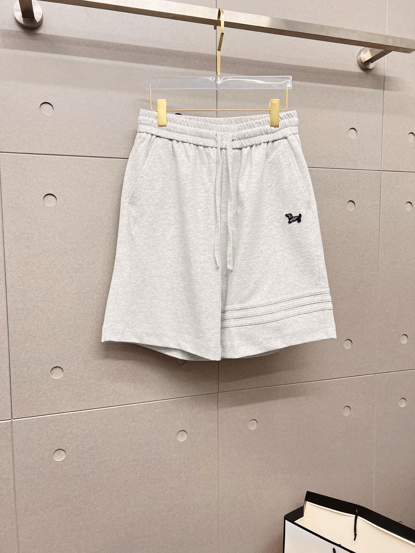 NO:848168,TB 26ss new summer men's casual work shorts, advanced custom-made summer special technology quick-drying breathable fabric, high breathability and comfort, impeccable details, customized development of accessories, what you see is what you get, reflecting high quality. It feels delicate and soft!  Three-dimensional cutting, simple and fashionable, and the upper body shape is awesome!  Size M-4XL,,shorts,19860909TB 26ss夏季新款男士休闲工装短裤 高级定制夏季专用科技速干透气面料 透气舒适度高,细节无可挑剔,辅料定制开发,所见即所得,体现高品质.手感细腻柔软！立体裁剪,简单时尚,上身版型超赞！码数M-4XL,,shorts,,Men's clothing