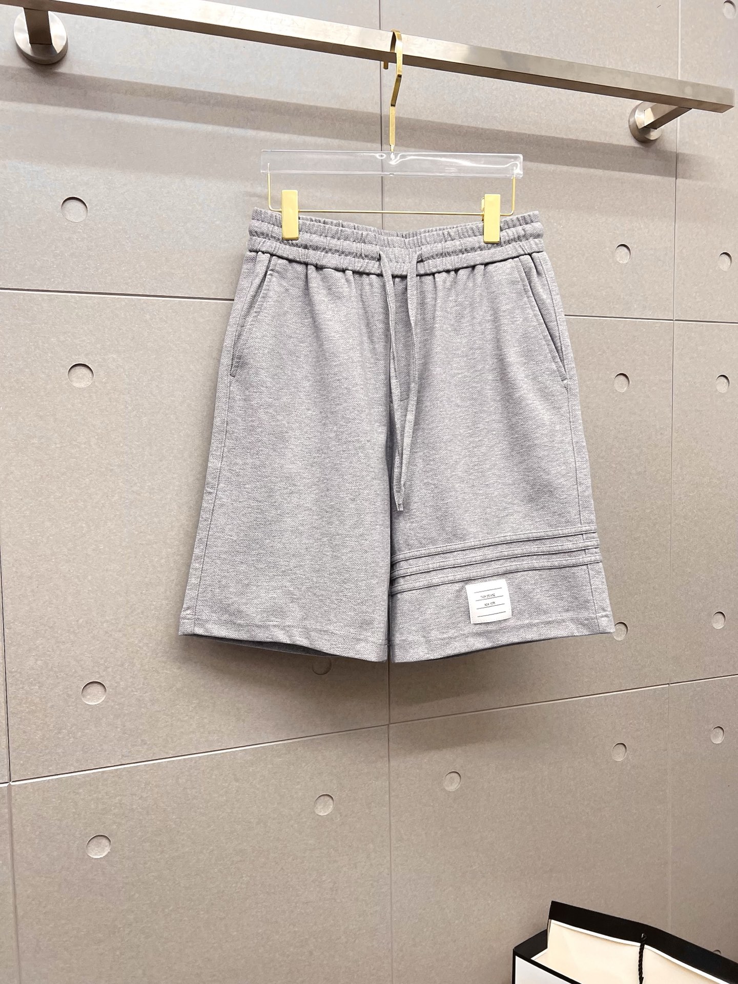 NO:846621,TB 26ss new summer men's casual work shorts, advanced custom-made summer special technology quick-drying breathable fabric, high breathability and comfort, impeccable details, customized development of accessories, what you see is what you get, reflecting high quality. It feels delicate and soft!  Three-dimensional cutting, simple and fashionable, and the upper body shape is awesome!  Size M-4XL,,shorts,19860909TB 26ss夏季新款男士休闲工装短裤 高级定制夏季专用科技速干透气面料 透气舒适度高,细节无可挑剔,辅料定制开发,所见即所得,体现高品质.手感细腻柔软！立体裁剪,简单时尚,上身版型超赞！码数M-4XL,,shorts,,Men's clothing