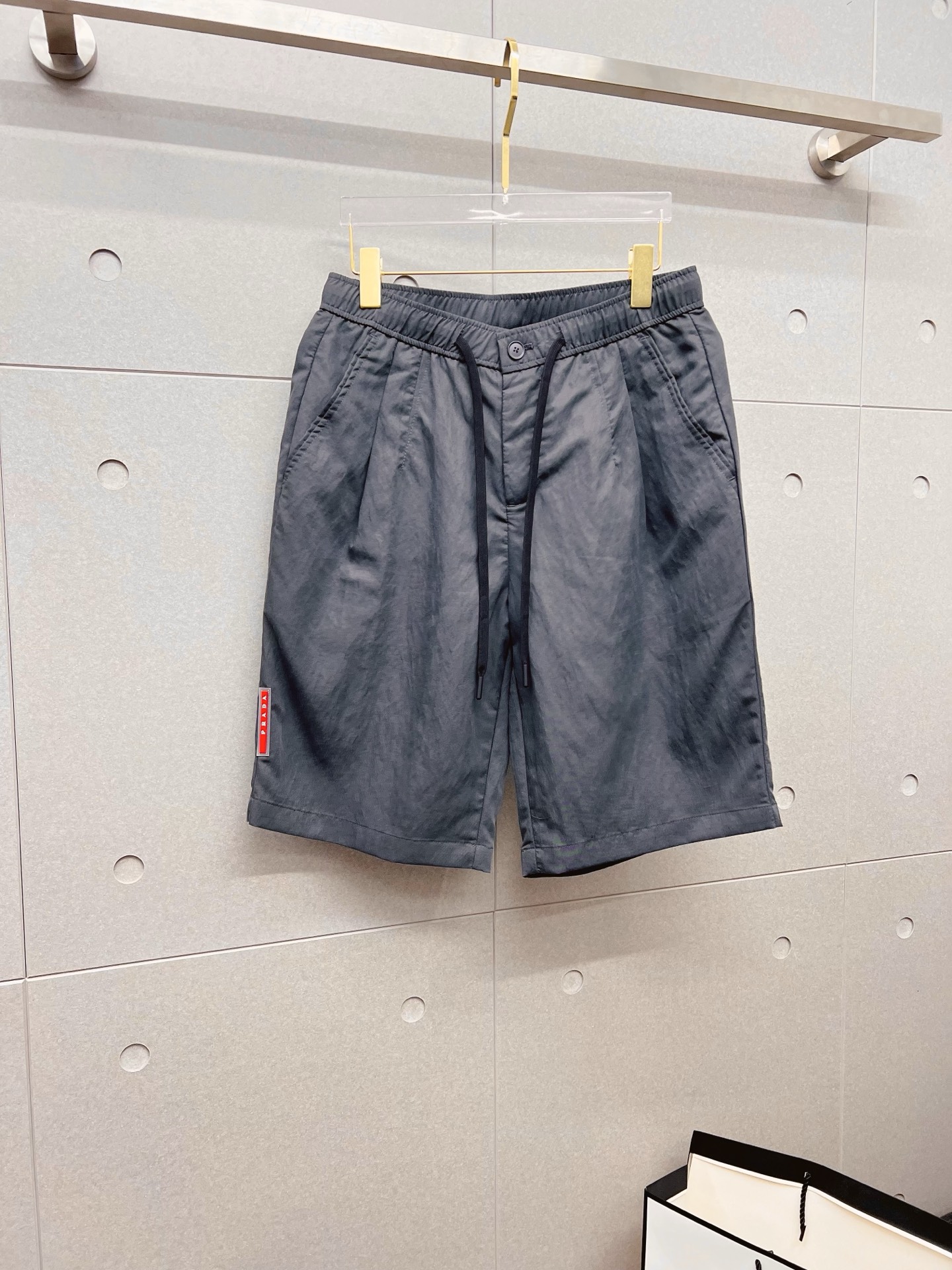 NO:846624,PRADA 26ss new summer men's casual work shorts, advanced custom-made summer special technical quick-drying breathable fabric, high breathability and comfort, impeccable details, customized development of accessories, what you see is what you get, reflecting high quality. It feels delicate and soft!  Three-dimensional cutting, simple and fashionable, and the upper body shape is awesome!  Size M-4XL,,prada,prada,shorts,19860909PRADA 普拉达 26ss夏季新款男士休闲工装短裤 高级定制夏季专用科技速干透气面料 透气舒适度高,细节无可挑剔,辅料定制开发,所见即所得,体现高品质.手感细腻柔软！立体裁剪,简单时尚,上身版型超赞！码数M-4XL,,prada,prada,shorts,,Men's clothing