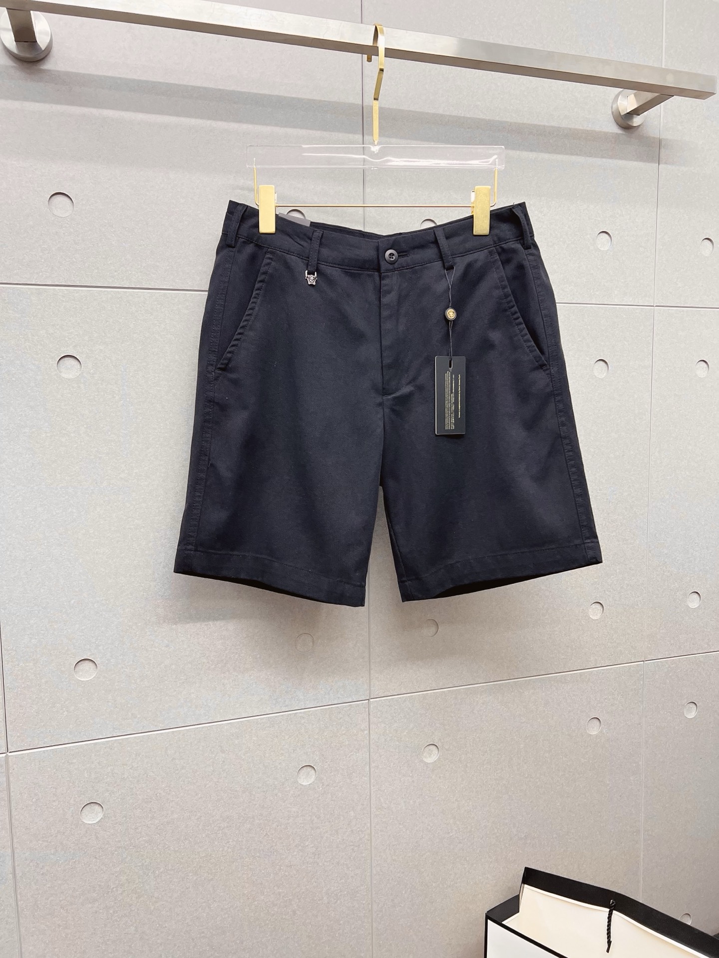 NO:846627,Versace 26ss new summer men's casual work shorts, advanced custom-made summer-specific technical quick-drying breathable fabric, with high breathability and comfort, impeccable details, customized development of accessories, what you see is what you get, reflecting high quality. It feels delicate and soft!  Three-dimensional cutting, simple and fashionable, and the upper body shape is awesome! 码数M-4XL,,versace,shorts,19860909范思哲 26ss夏季新款男士休闲工装短裤 高级定制夏季专用科技速干透气面料 透气舒适度高,细节无可挑剔,辅料定制开发,所见即所得,体现高品质.手感细腻柔软！立体裁剪,简单时尚,上身版型超赞！码数M-4XL,,versace,shorts,,Men's clothing