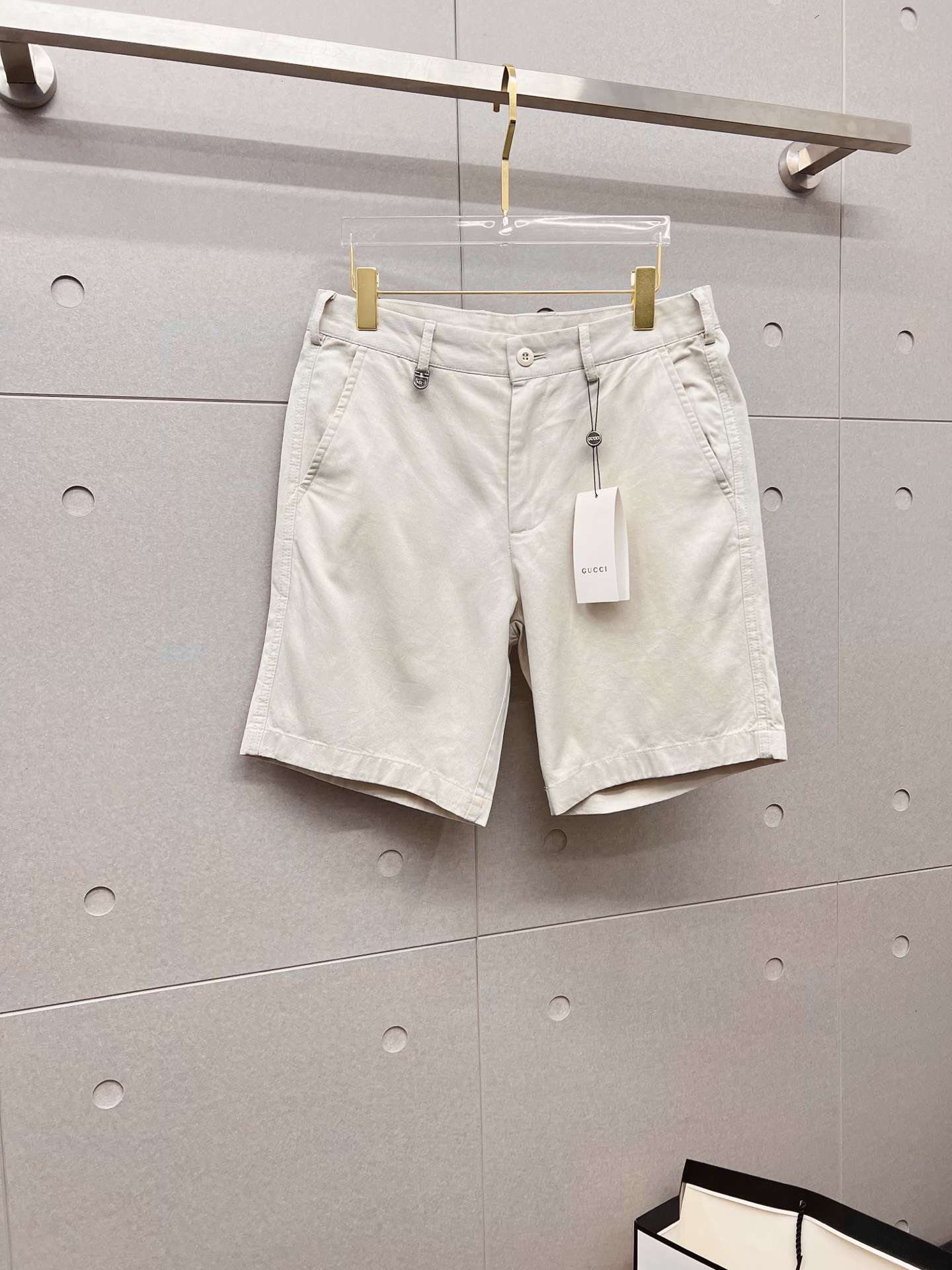 NO:846630,GUCCI Gucci 26ss new summer men's casual work shorts, advanced customized summer special technology quick-drying breathable fabric, high breathability and comfort, impeccable details, customized development of accessories, what you see is what you get, reflecting high quality. It feels delicate and soft!  Three-dimensional cutting, simple and fashionable, and the upper body shape is awesome!  Size M-4XL,,gucci,shorts,19860909GUCCI 古奇 26ss夏季新款男士休闲工装短裤 高级定制夏季专用科技速干透气面料 透气舒适度高,细节无可挑剔,辅料定制开发,所见即所得,体现高品质.手感细腻柔软！立体裁剪,简单时尚,上身版型超赞！码数M-4XL,,gucci,shorts,,Men's clothing