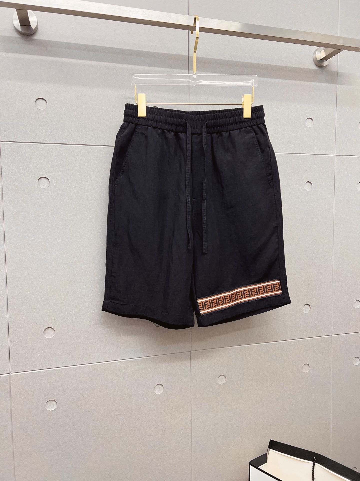 NO:846633,FENDI Fendi 26ss new summer men's casual work shorts, advanced custom-made summer special technology quick-drying breathable fabric, high breathability and comfort, impeccable details, customized development of accessories, what you see is what you get, reflecting high quality. It feels delicate and soft!  Three-dimensional cutting, simple and fashionable, and the upper body shape is awesome!  Size M-4XL,,fendi,fendi,shorts,19860909FENDI 芬迪 26ss夏季新款男士休闲工装短裤 高级定制夏季专用科技速干透气面料 透气舒适度高,细节无可挑剔,辅料定制开发,所见即所得,体现高品质.手感细腻柔软！立体裁剪,简单时尚,上身版型超赞！码数M-4XL,,fendi,fendi,shorts,,Men's clothing
