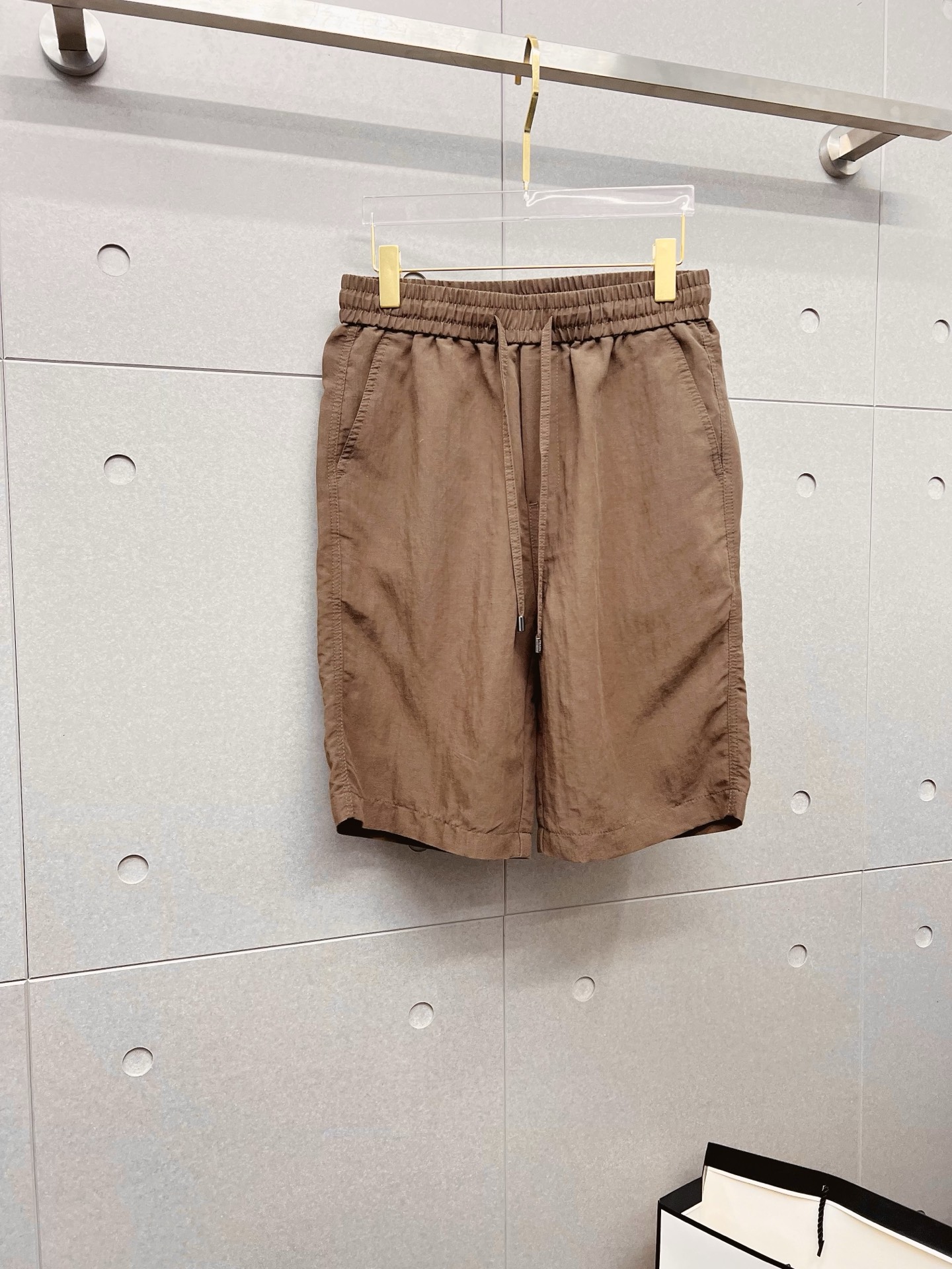 NO:846636,PRADA 26ss new summer men's casual work shorts, advanced custom-made summer special technical quick-drying breathable fabric, high breathability and comfort, impeccable details, customized development of accessories, what you see is what you get, reflecting high quality. It feels delicate and soft!  Three-dimensional cutting, simple and fashionable, and the upper body shape is awesome!  Size M-4XL,,prada,prada,shorts,19860909PRADA 普拉达 26ss夏季新款男士休闲工装短裤 高级定制夏季专用科技速干透气面料 透气舒适度高,细节无可挑剔,辅料定制开发,所见即所得,体现高品质.手感细腻柔软！立体裁剪,简单时尚,上身版型超赞！码数M-4XL,,prada,prada,shorts,,Men's clothing