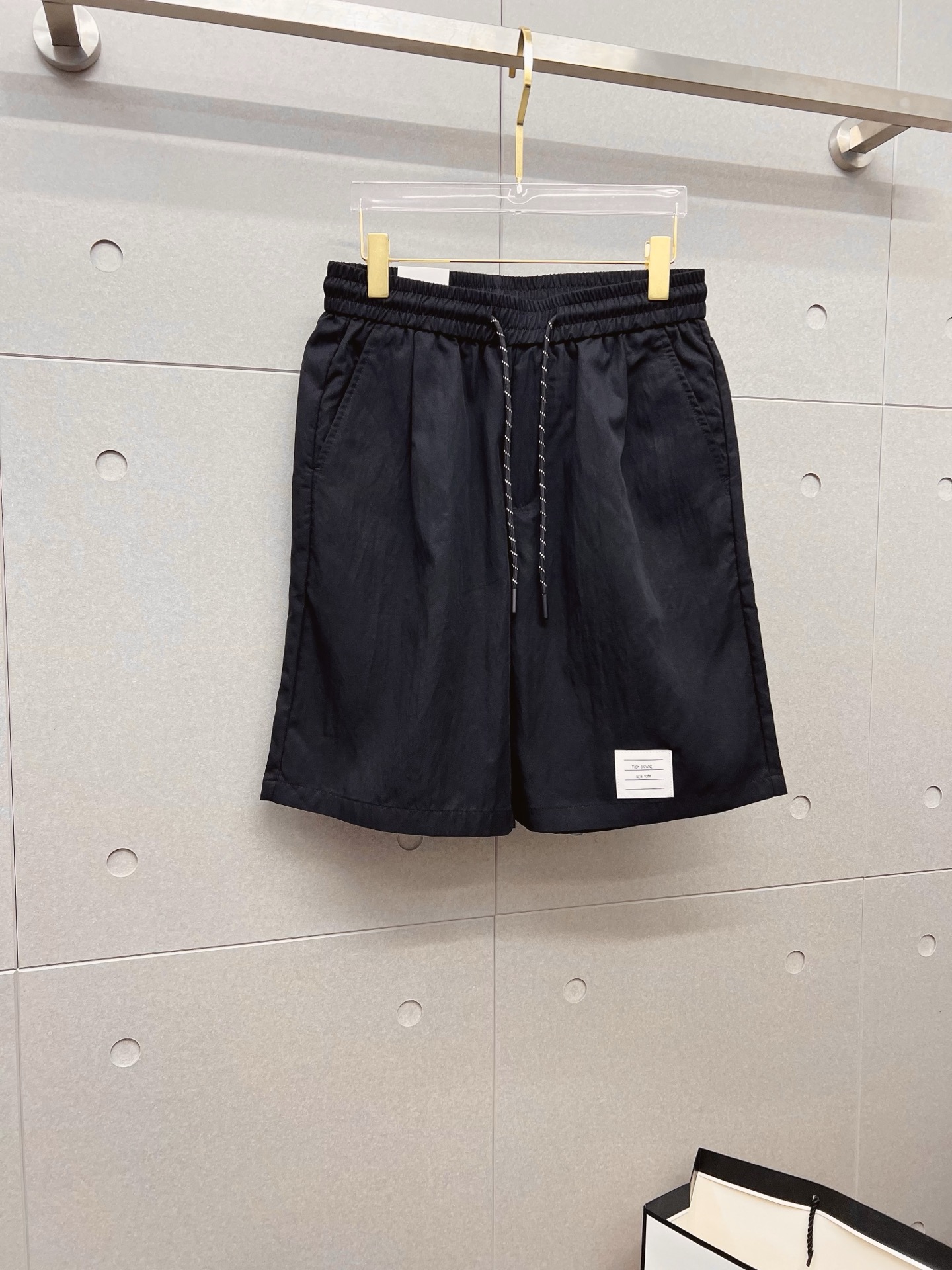 NO:846637,TB 26ss new summer men's casual work shorts, advanced custom-made summer special technology quick-drying breathable fabric, high breathability and comfort, impeccable details, customized development of accessories, what you see is what you get, reflecting high quality. It feels delicate and soft!  Three-dimensional cutting, simple and fashionable, and the upper body shape is awesome!  Size M-4XL,,shorts,19860909TB 26ss夏季新款男士休闲工装短裤 高级定制夏季专用科技速干透气面料 透气舒适度高,细节无可挑剔,辅料定制开发,所见即所得,体现高品质.手感细腻柔软！立体裁剪,简单时尚,上身版型超赞！码数M-4XL,,shorts,,Men's clothing