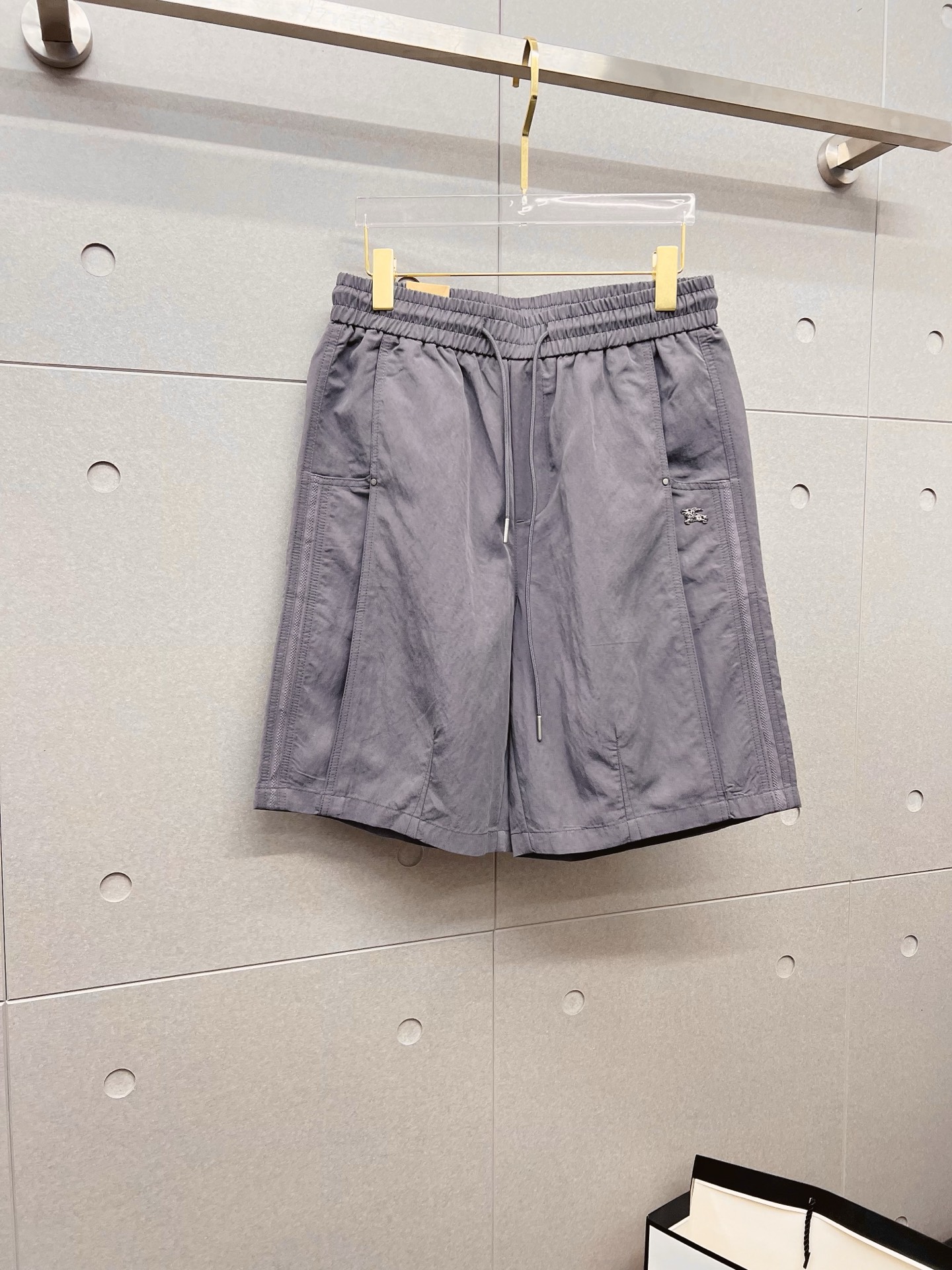 NO:846638,Burberry 26ss summer new men's casual work shorts, advanced custom-made summer-specific technical quick-drying breathable fabric, high breathability and comfort, impeccable details, customized development of accessories, what you see is what you get, reflecting high quality. It feels delicate and soft!  Three-dimensional cutting, simple and fashionable, and the upper body shape is awesome!  Size M-4XL,,burberry,burberry,shorts,19860909Burberry 巴宝莉 26ss夏季新款男士休闲工装短裤 高级定制夏季专用科技速干透气面料 透气舒适度高,细节无可挑剔,辅料定制开发,所见即所得,体现高品质.手感细腻柔软！立体裁剪,简单时尚,上身版型超赞！码数M-4XL,,burberry,burberry,shorts,,Men's clothing