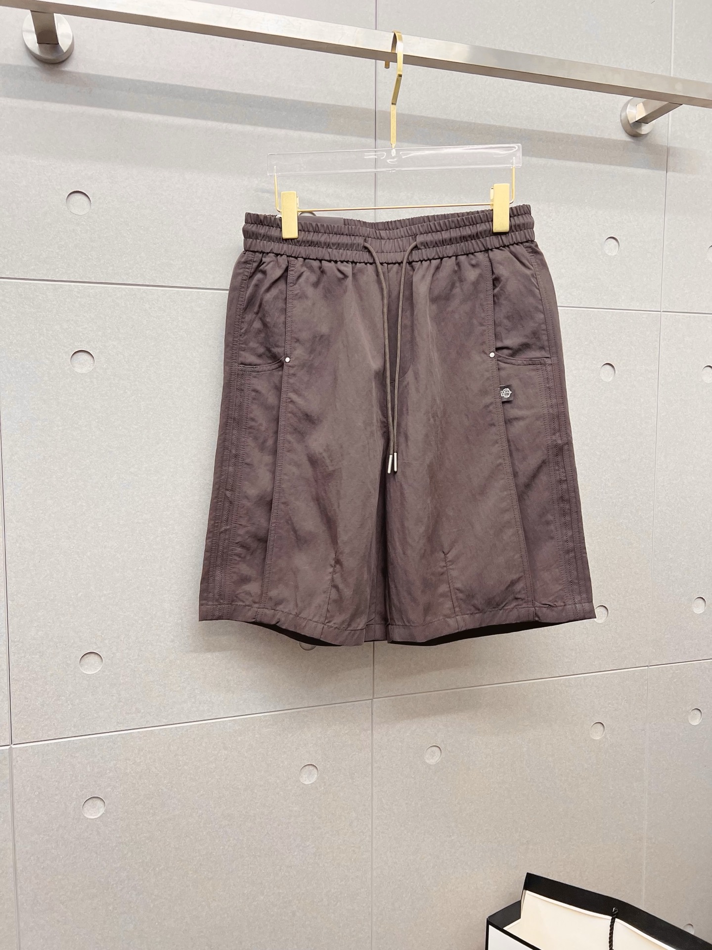 NO:846591,Lss new summer men's casual work shorts, advanced custom-made summer-specific technical quick-drying breathable fabrics, with high breathability and comfort, impeccable details, customized development of accessories, what you see is what you get, reflecting high quality. It feels delicate and soft!  Three-dimensional cutting, simple and fashionable, and the upper body shape is awesome!  Size M-4XL,,shorts,19860909Lss夏季新款男士休闲工装短裤 高级定制夏季专用科技速干透气面料 透气舒适度高,细节无可挑剔,辅料定制开发,所见即所得,体现高品质.手感细腻柔软！立体裁剪,简单时尚,上身版型超赞！码数M-4XL,,shorts,,Men's clothing
