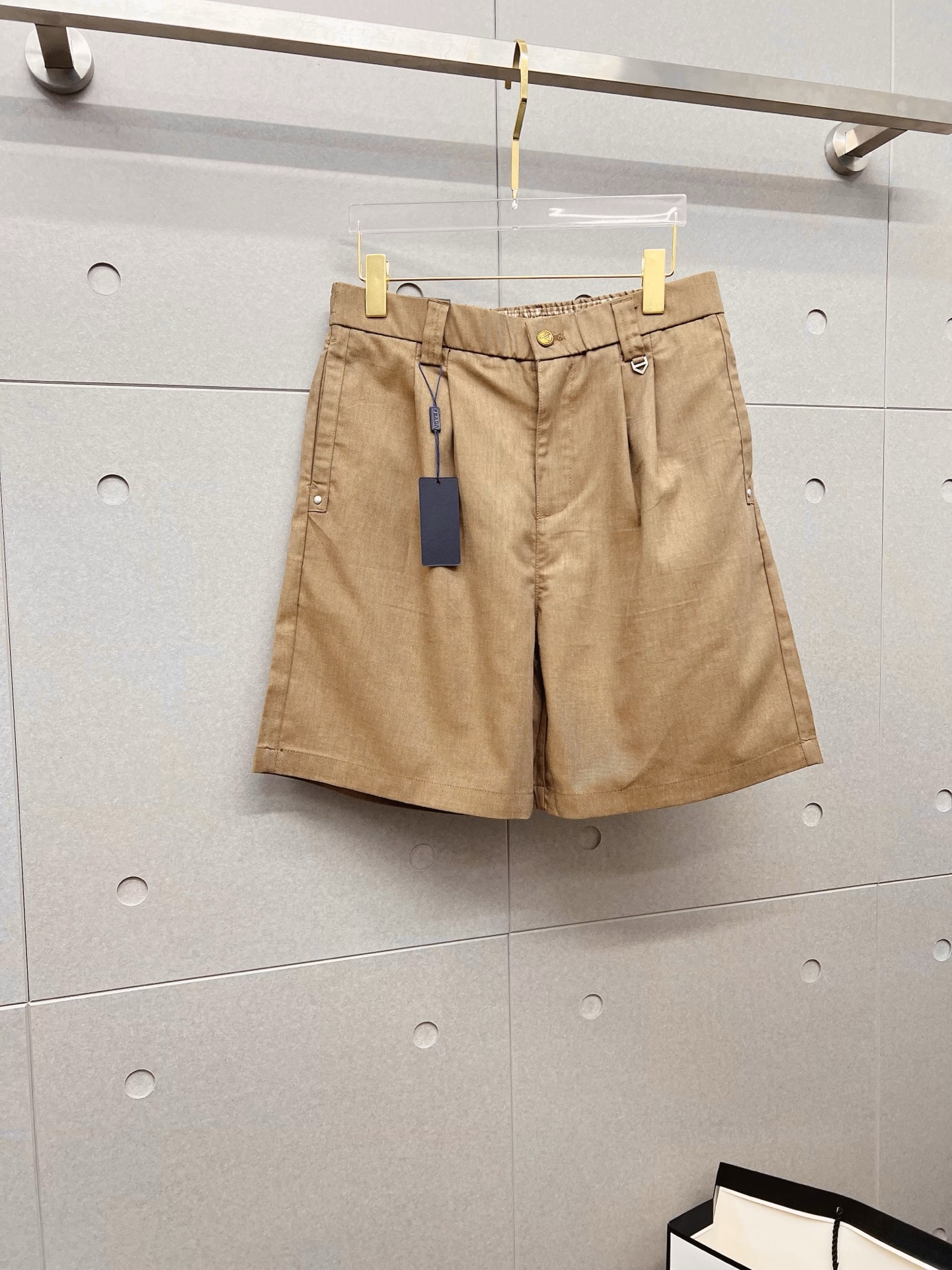 NO:846594,PRADA 26ss new summer men's casual work shorts, advanced custom-made summer special technical quick-drying breathable fabric, high breathability and comfort, impeccable details, customized development of accessories, what you see is what you get, reflecting high quality. It feels delicate and soft!  Three-dimensional cutting, simple and fashionable, and the upper body shape is awesome!  Size M-4XL,,prada,prada,shorts,19860909PRADA 普拉达 26ss夏季新款男士休闲工装短裤 高级定制夏季专用科技速干透气面料 透气舒适度高,细节无可挑剔,辅料定制开发,所见即所得,体现高品质.手感细腻柔软！立体裁剪,简单时尚,上身版型超赞！码数M-4XL,,prada,prada,shorts,,Men's clothing