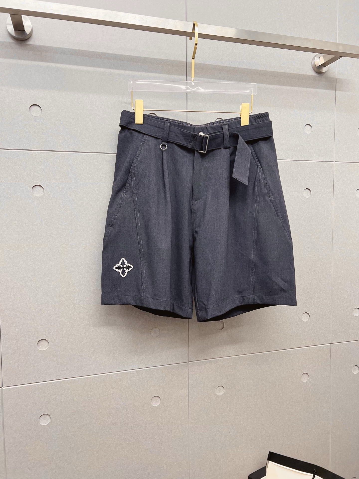 NO:846597,LV 26ss new summer men's casual work shorts, advanced custom-made summer special technical quick-drying breathable fabric, high breathability and comfort, impeccable details, customized development of accessories, what you see is what you get, reflecting high quality. It feels delicate and soft!  Three-dimensional cutting, simple and fashionable, and the upper body shape is awesome!  Size M-4XL,,louis vuitton,shorts,19860909LV 26ss夏季新款男士休闲工装短裤 高级定制夏季专用科技速干透气面料 透气舒适度高,细节无可挑剔,辅料定制开发,所见即所得,体现高品质.手感细腻柔软！立体裁剪,简单时尚,上身版型超赞！码数M-4XL,,louis vuitton,shorts,,Men's clothing