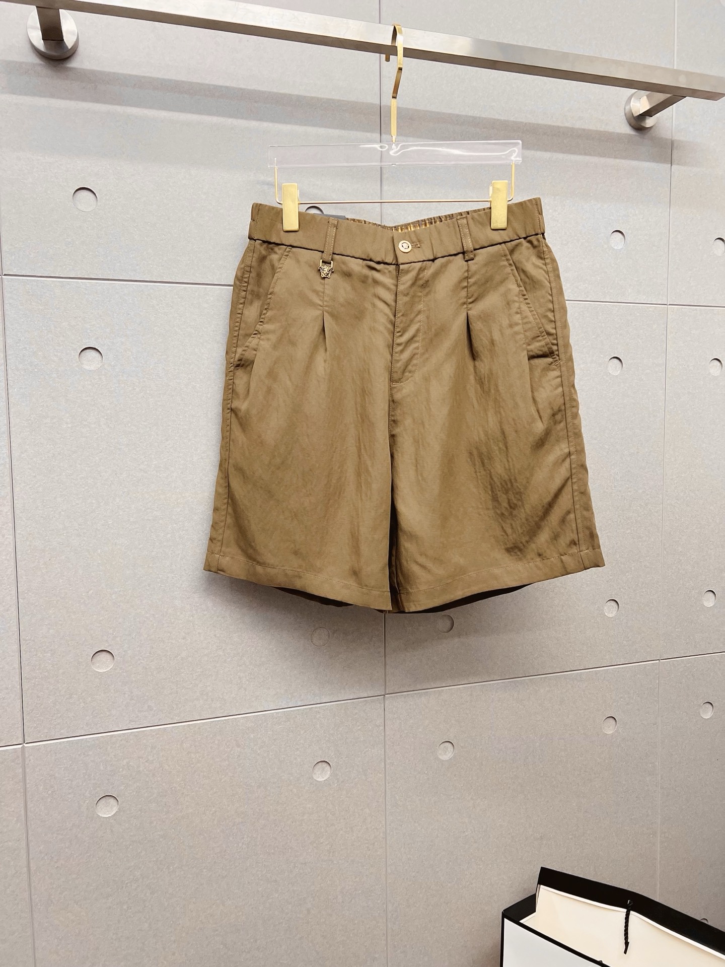 NO:846599,Versace 26ss new summer men's casual work shorts, advanced custom-made summer-specific technical quick-drying breathable fabric, with high breathability and comfort, impeccable details, customized development of accessories, what you see is what you get, reflecting high quality. It feels delicate and soft!  Three-dimensional cutting, simple and fashionable, and the upper body shape is awesome!  Size M-4XL,,versace,shorts,19860909范思哲 26ss夏季新款男士休闲工装短裤 高级定制夏季专用科技速干透气面料 透气舒适度高,细节无可挑剔,辅料定制开发,所见即所得,体现高品质.手感细腻柔软！立体裁剪,简单时尚,上身版型超赞！码数M-4XL,,versace,shorts,,Men's clothing