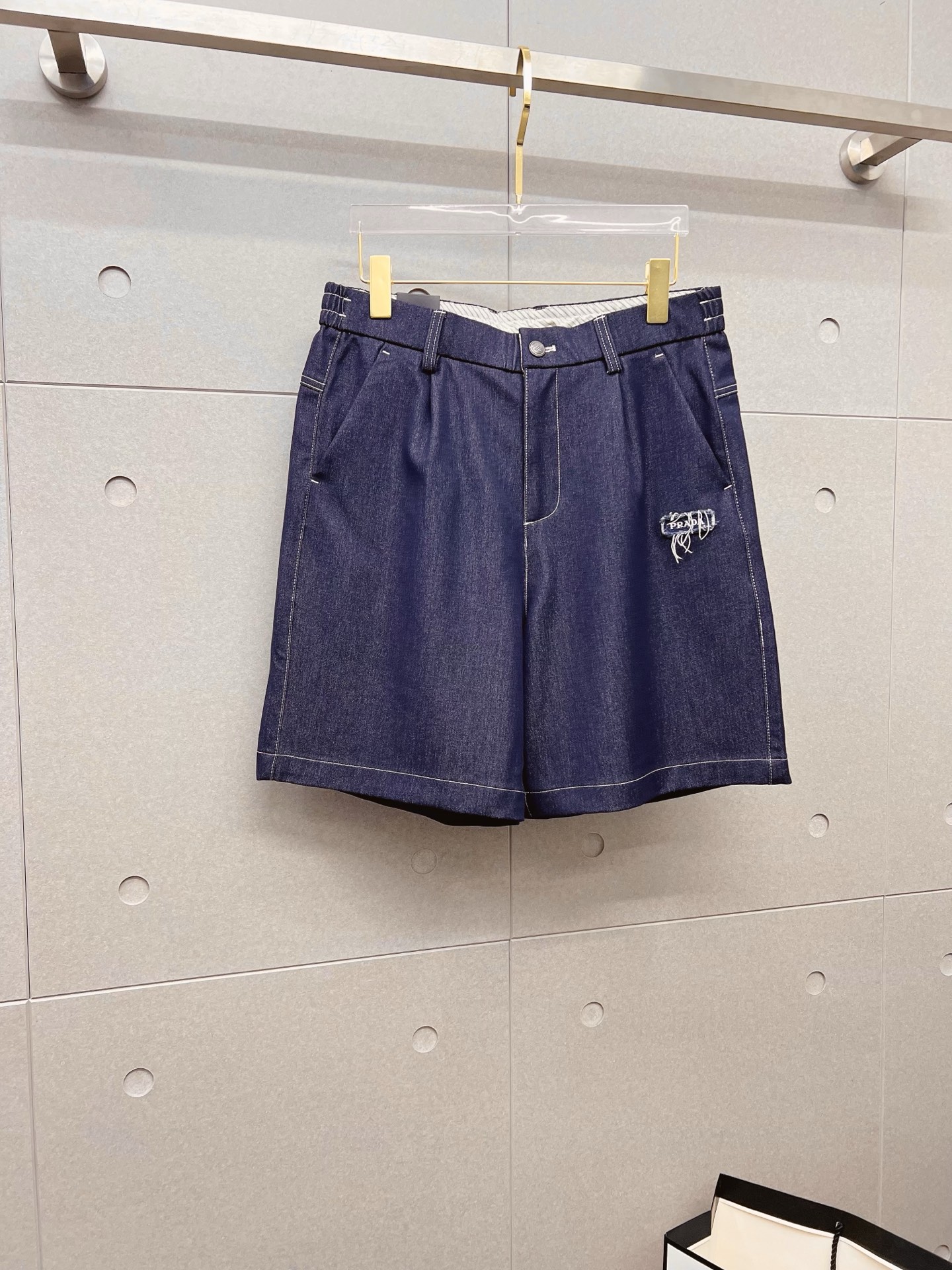 NO:846601,PRADA 26ss new summer men's casual work shorts, advanced custom-made summer special technical quick-drying breathable fabric, high breathability and comfort, impeccable details, customized development of accessories, what you see is what you get, reflecting high quality. It feels delicate and soft!  Three-dimensional cutting, simple and fashionable, and the upper body shape is awesome!  Size M-4XL,,prada,prada,shorts,19860909PRADA 普拉达 26ss夏季新款男士休闲工装短裤 高级定制夏季专用科技速干透气面料 透气舒适度高,细节无可挑剔,辅料定制开发,所见即所得,体现高品质.手感细腻柔软！立体裁剪,简单时尚,上身版型超赞！码数M-4XL,,prada,prada,shorts,,Men's clothing