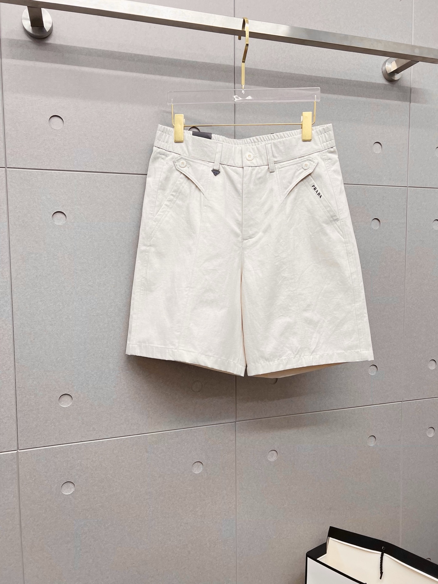 NO:846604,PRADA Prada 26ss new summer men's casual work shorts, advanced custom-made summer special technical quick-drying breathable fabric, high breathability and comfort, impeccable details, customized development of accessories, what you see is what you get, reflecting high quality. It feels delicate and soft!  Three-dimensional cutting, simple and fashionable, and the upper body shape is awesome!  Size M-4XL,,prada,prada,shorts,19860909PRADA 普拉达26ss夏季新款男士休闲工装短裤 高级定制夏季专用科技速干透气面料 透气舒适度高,细节无可挑剔,辅料定制开发,所见即所得,体现高品质.手感细腻柔软！立体裁剪,简单时尚,上身版型超赞！码数M-4XL,,prada,prada,shorts,,Men's clothing